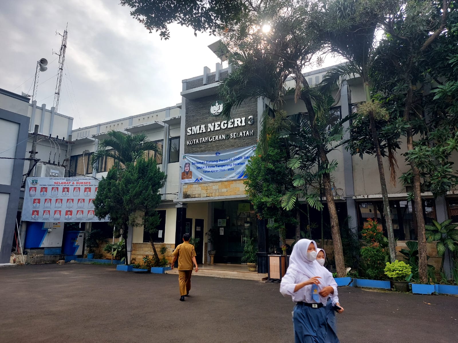 Hari pertama masuk sekolah, akses jalan di sejumlah sekolah negeri di Tangsel masih ditutup, Senin (14/7/2025). (tangselpos.id/rmn)