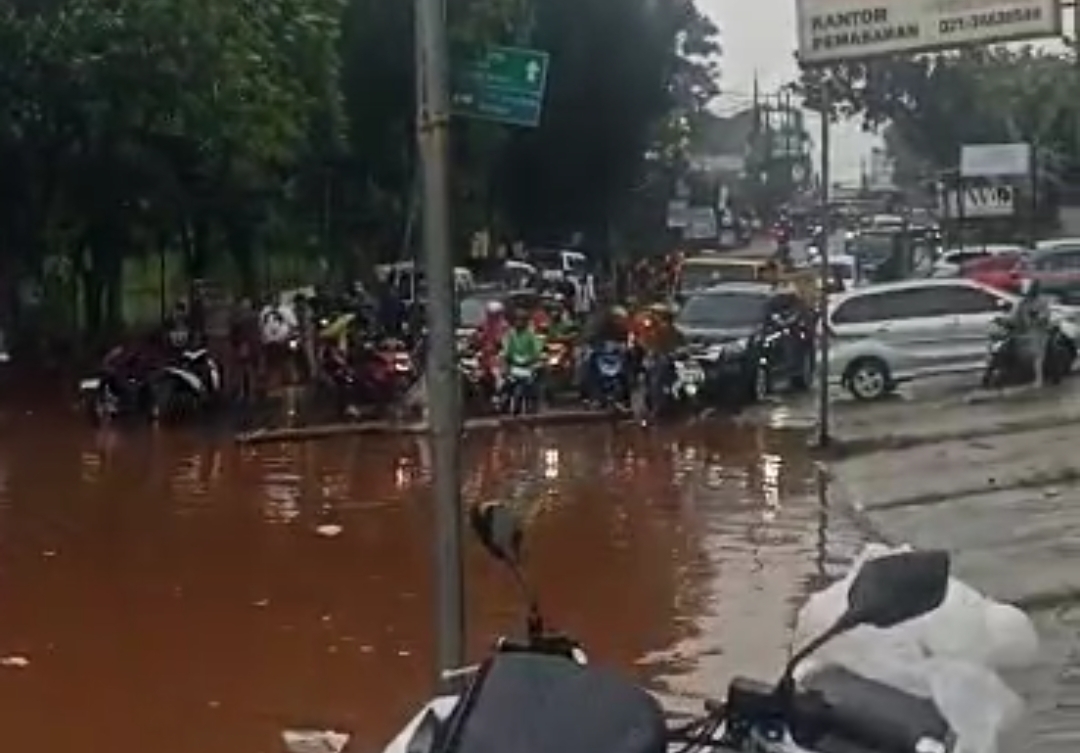 Banjir di Jalan Aria Putra, Bakso Titoti, Serua Indah, Ciputat, Senin (7/7/2025). (Ist)
