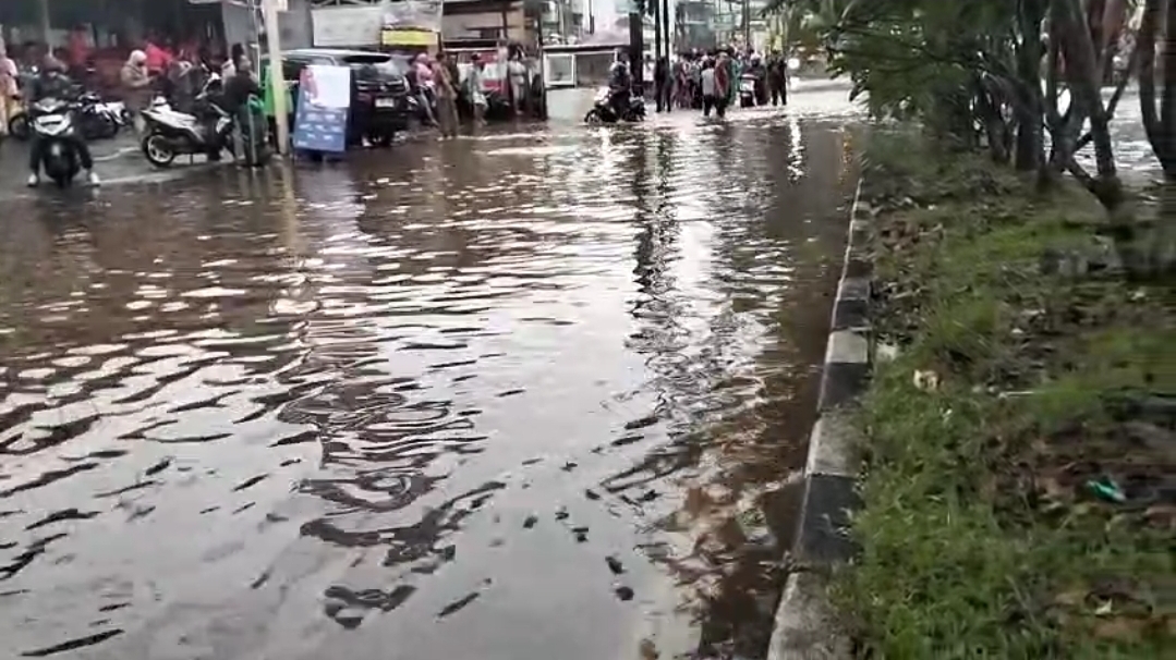 Banjir di Jalan Aria Putra, Bakso Titoti, Serua Indah, Ciputat, Senin (7/7/2025). (Ist)