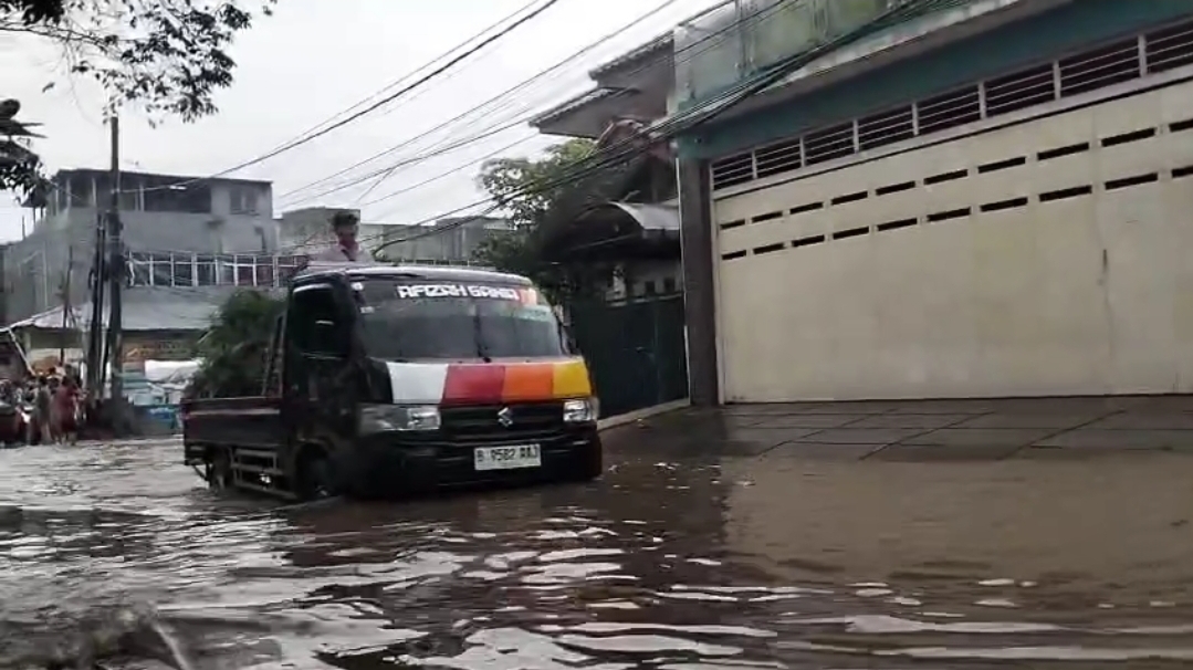 Banjir di Jalan Aria Putra, Bakso Titoti, Serua Indah, Ciputat, Senin (7/7/2025). (Ist)