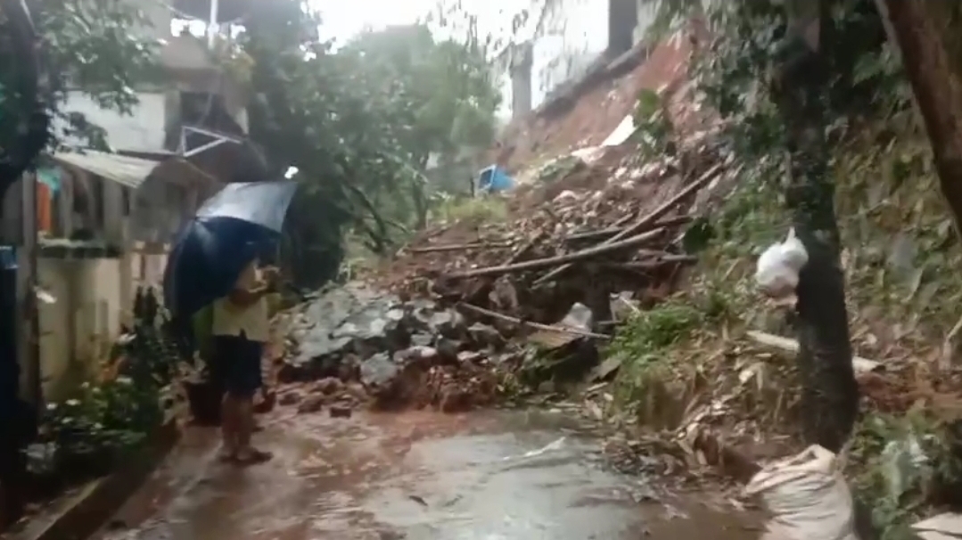Banjir di Jalan Aria Putra, Bakso Titoti, Serua Indah, Ciputat, Senin (7/7/2025). (Ist)