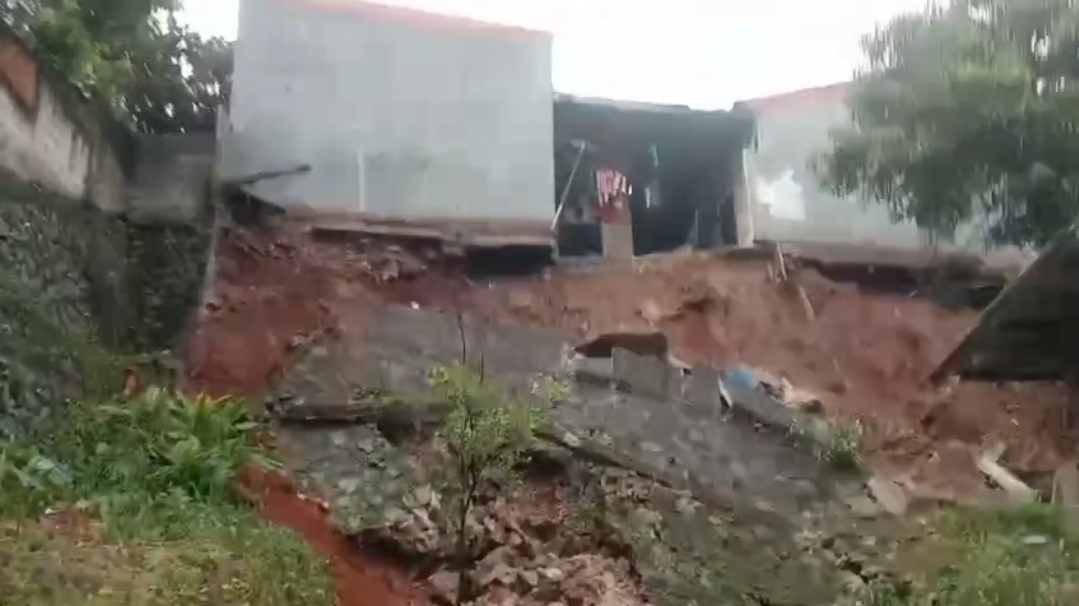 Banjir di Jalan Aria Putra, Bakso Titoti, Serua Indah, Ciputat, Senin (7/7/2025). (Ist)