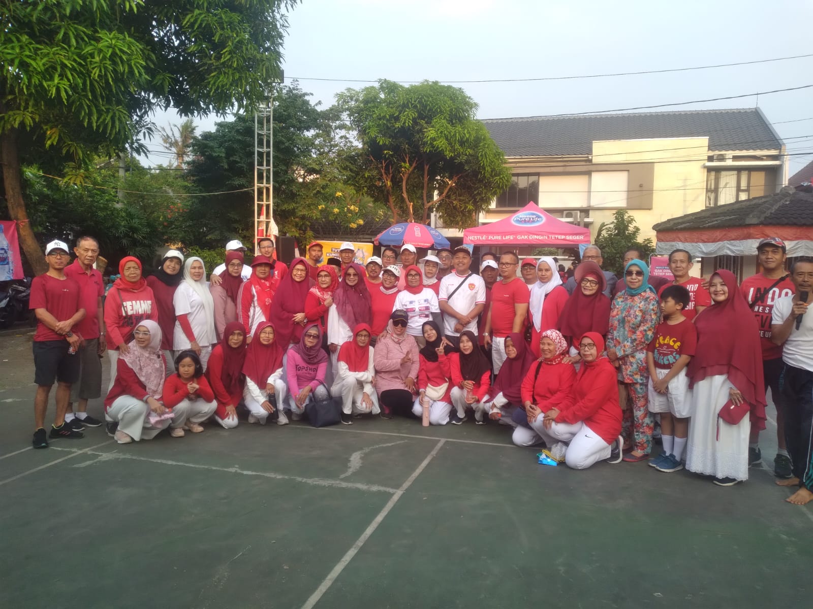 Jalan sehat, warga RW 03, Sawah Baru masih semangat rayakan HUT ke-79 RI. (tangselpos.id/ay)