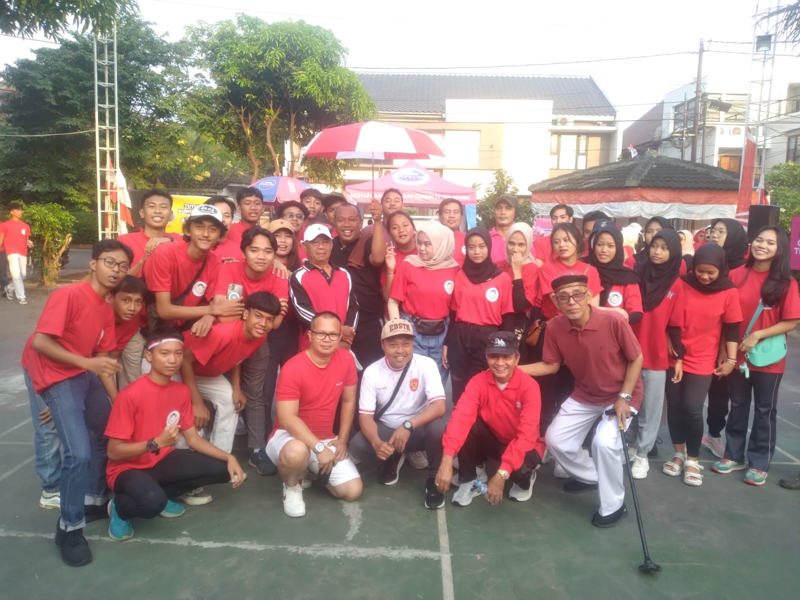 Jalan sehat, warga RW 03, Sawah Baru masih semangat rayakan HUT ke-79 RI. (tangselpos.id/ay)