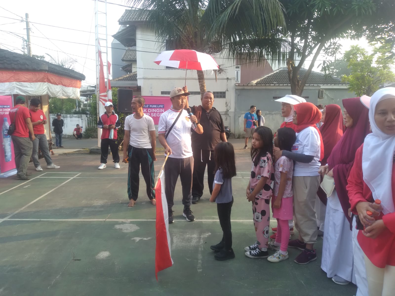 Jalan sehat, warga RW 03, Sawah Baru masih semangat rayakan HUT ke-79 RI. (tangselpos.id/ay)