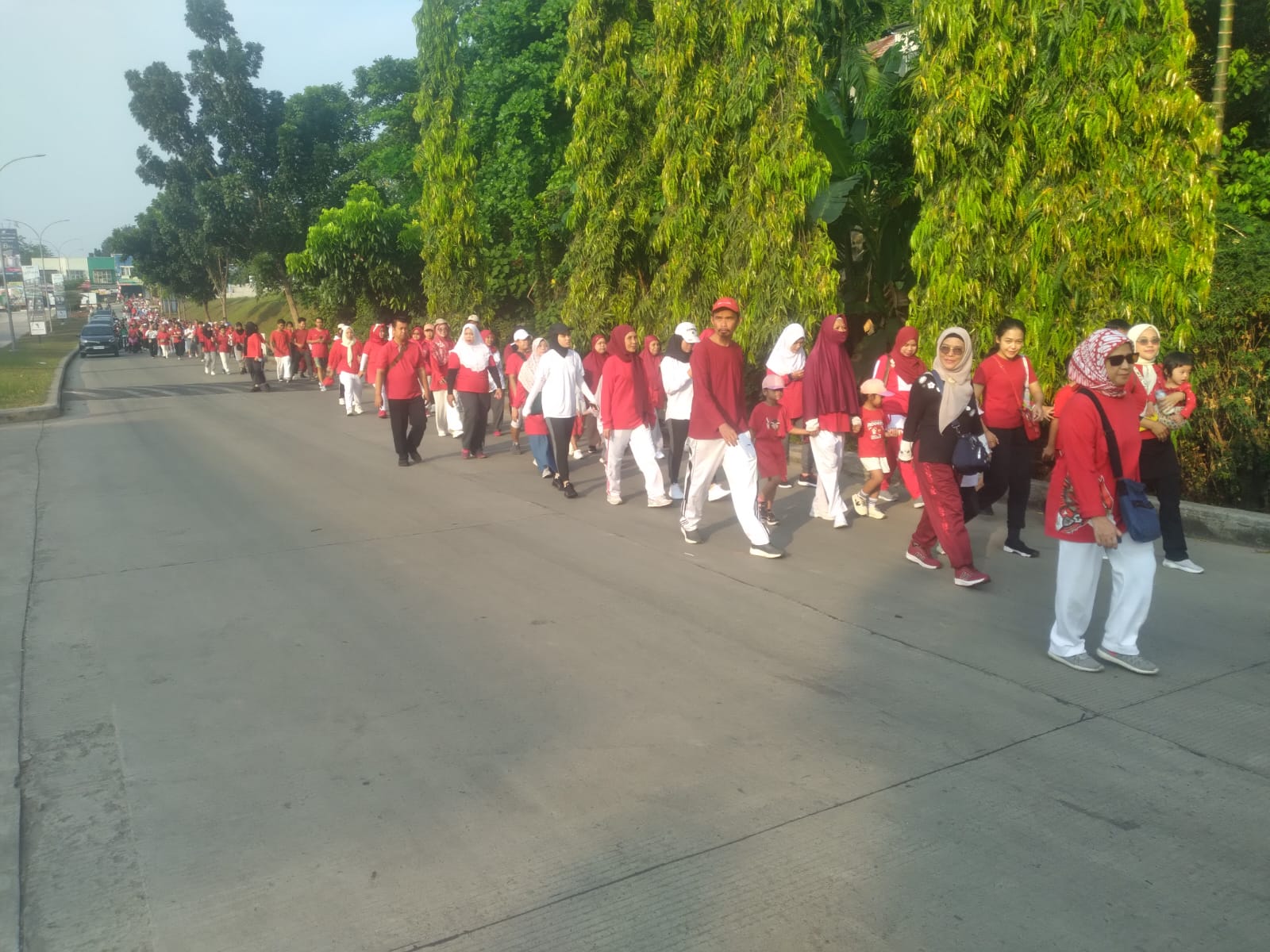 Jalan sehat, warga RW 03, Sawah Baru masih semangat rayakan HUT ke-79 RI. (tangselpos.id/ay)