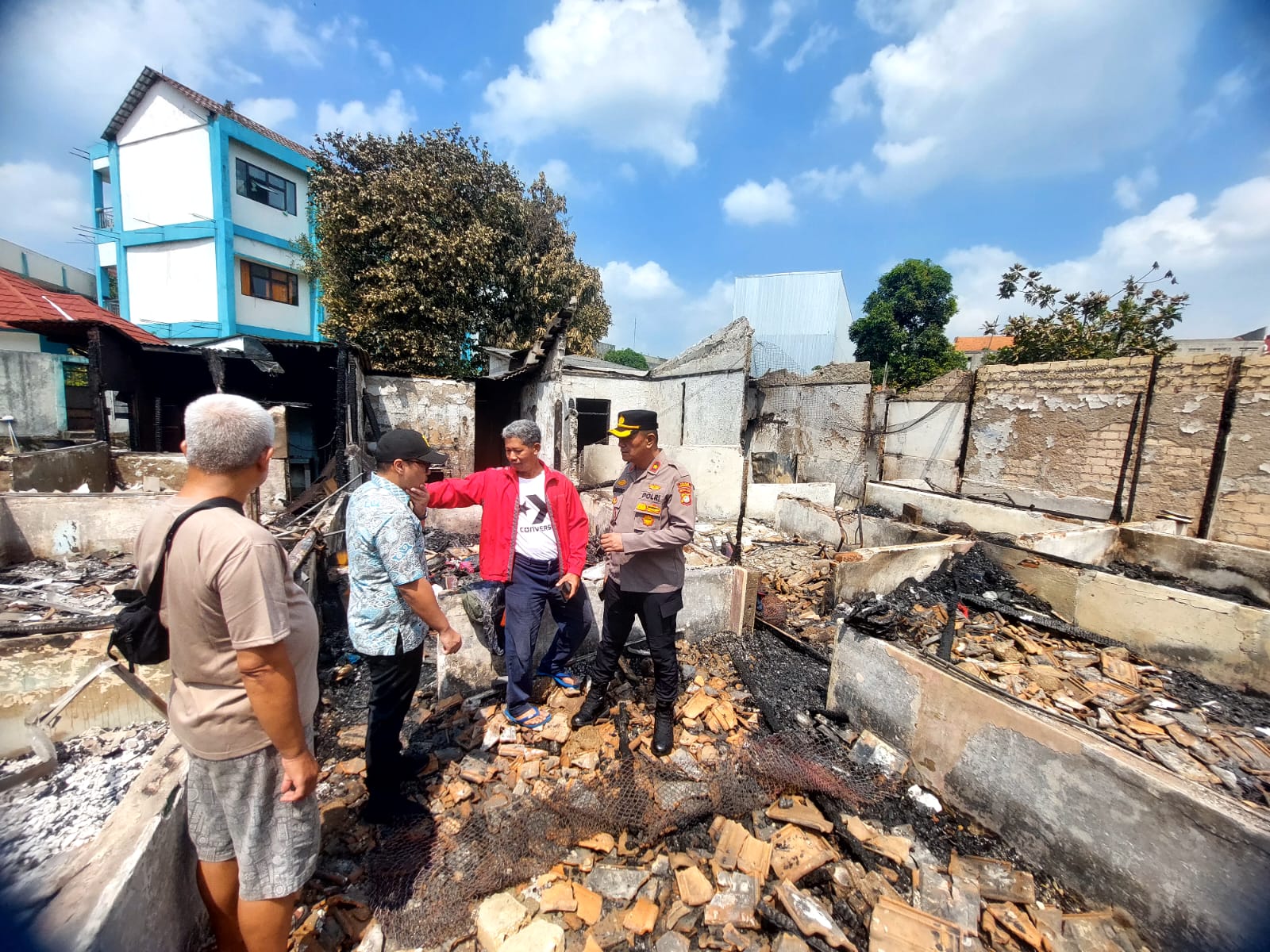 Bantuan pakaian, makanan, dan kebutuhan sehari-hari dibagikan. (tangselpos.id/rmn)