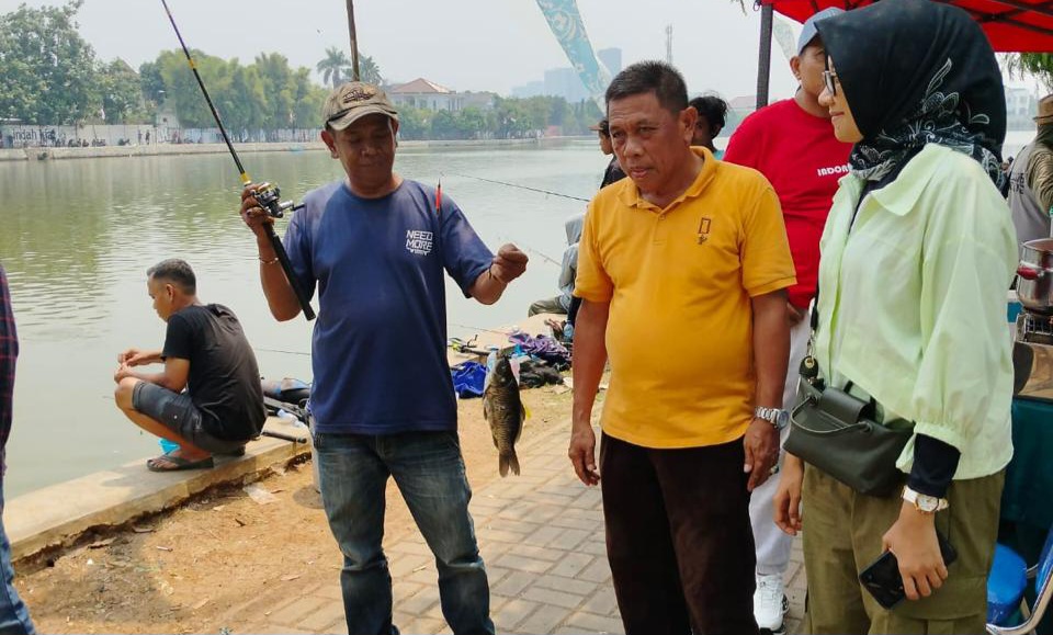 Lomba mancing mania dilaksanakan di Situ Pondok Jagung, dari jam 8 pagi sampai jam 2 siang, Minggu (18/8). (tangselpos.id/irm)