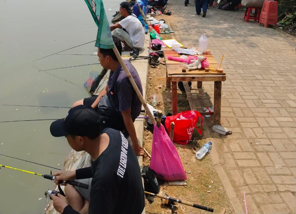 Lomba mancing mania dilaksanakan di Situ Pondok Jagung, dari jam 8 pagi sampai jam 2 siang, Minggu (18/8). (tangselpos.id/irm)