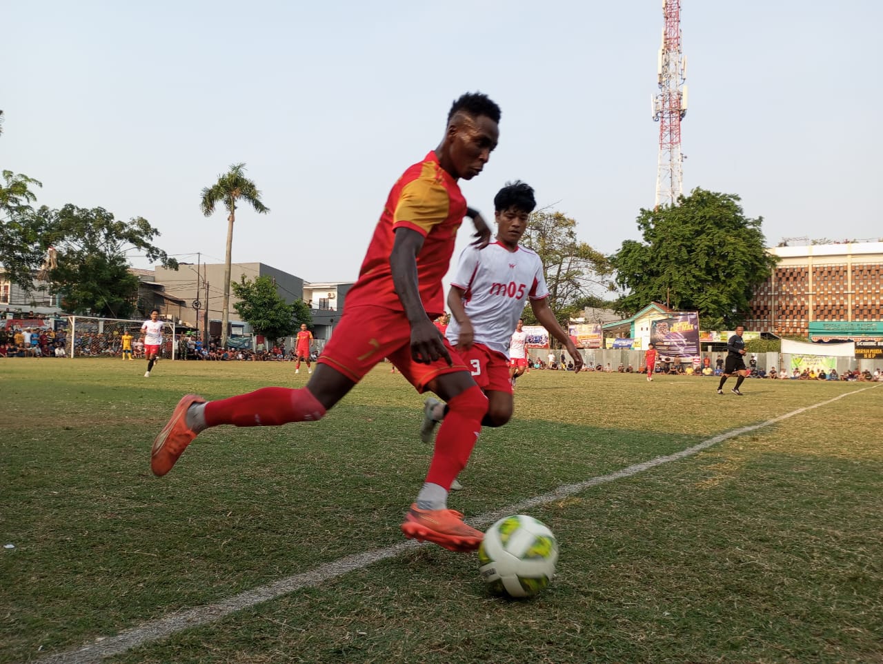 Para pemain BBP Putra Wonogiri foto bersama Wali Kota Tangsel, Benyamin Davnie usai prosesi penyerahan piala. (red/tangselpos.id).