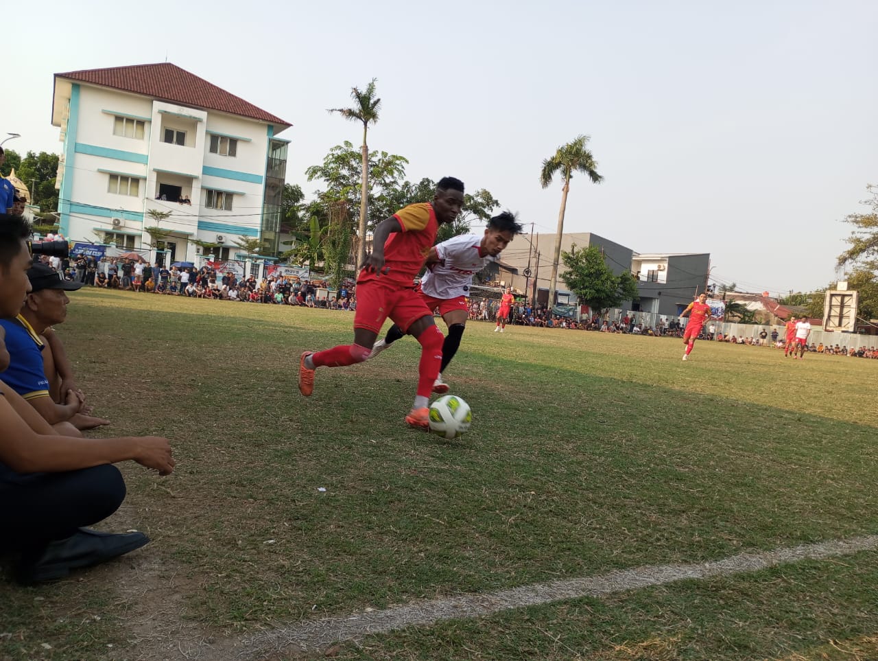 Para pemain BBP Putra Wonogiri foto bersama Wali Kota Tangsel, Benyamin Davnie usai prosesi penyerahan piala. (red/tangselpos.id).