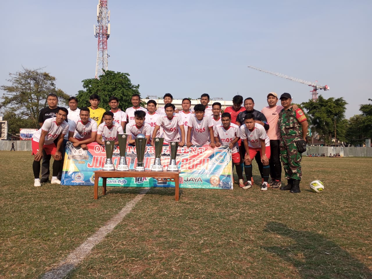 Para pemain BBP Putra Wonogiri foto bersama Wali Kota Tangsel, Benyamin Davnie usai prosesi penyerahan piala. (red/tangselpos.id).