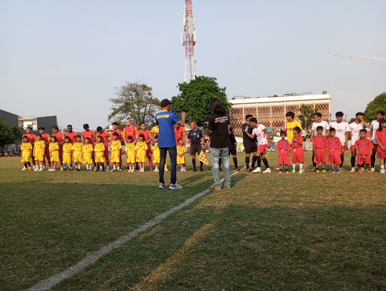 Para pemain BBP Putra Wonogiri foto bersama Wali Kota Tangsel, Benyamin Davnie usai prosesi penyerahan piala. (red/tangselpos.id).