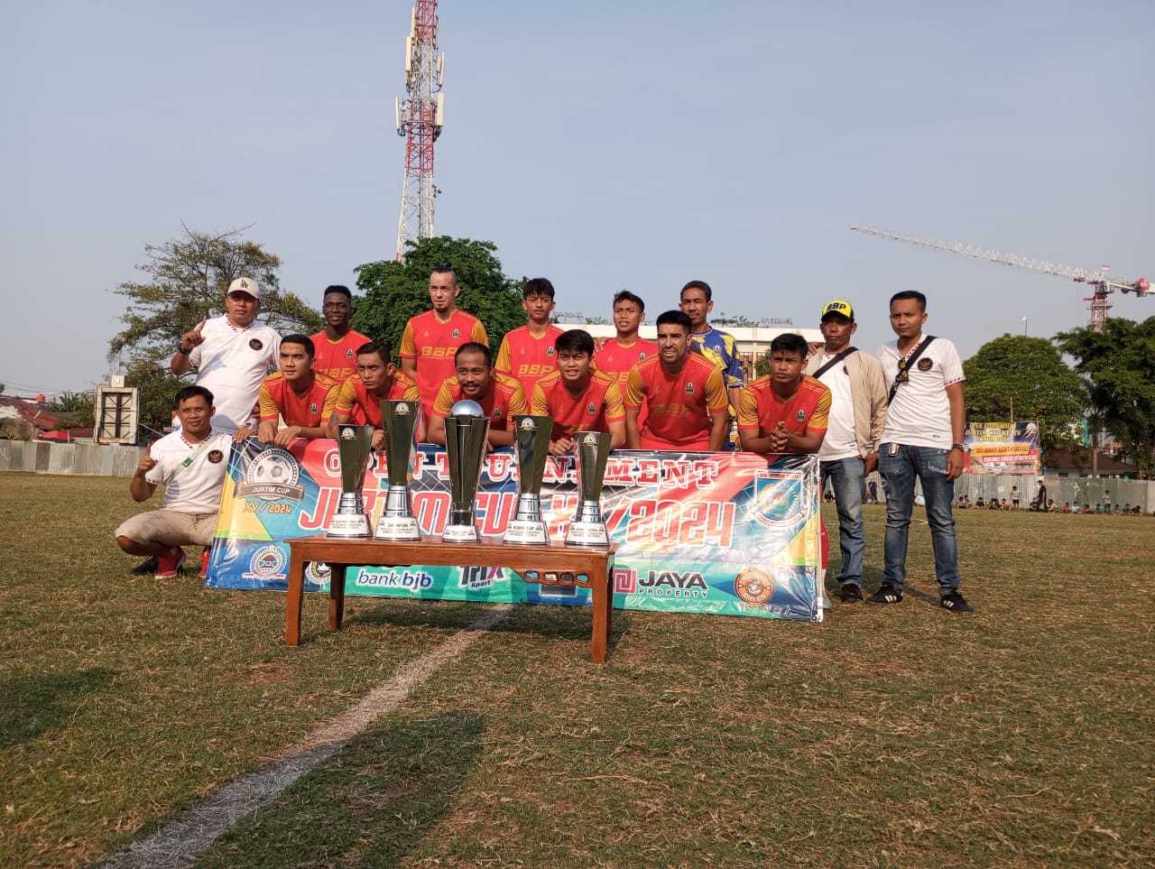 Para pemain BBP Putra Wonogiri foto bersama Wali Kota Tangsel, Benyamin Davnie usai prosesi penyerahan piala. (red/tangselpos.id).