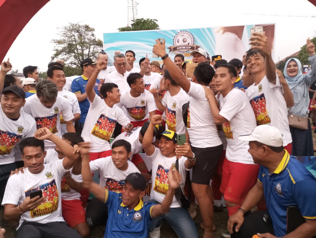 Para pemain BBP Putra Wonogiri foto bersama Wali Kota Tangsel, Benyamin Davnie usai prosesi penyerahan piala. (red/tangselpos.id).