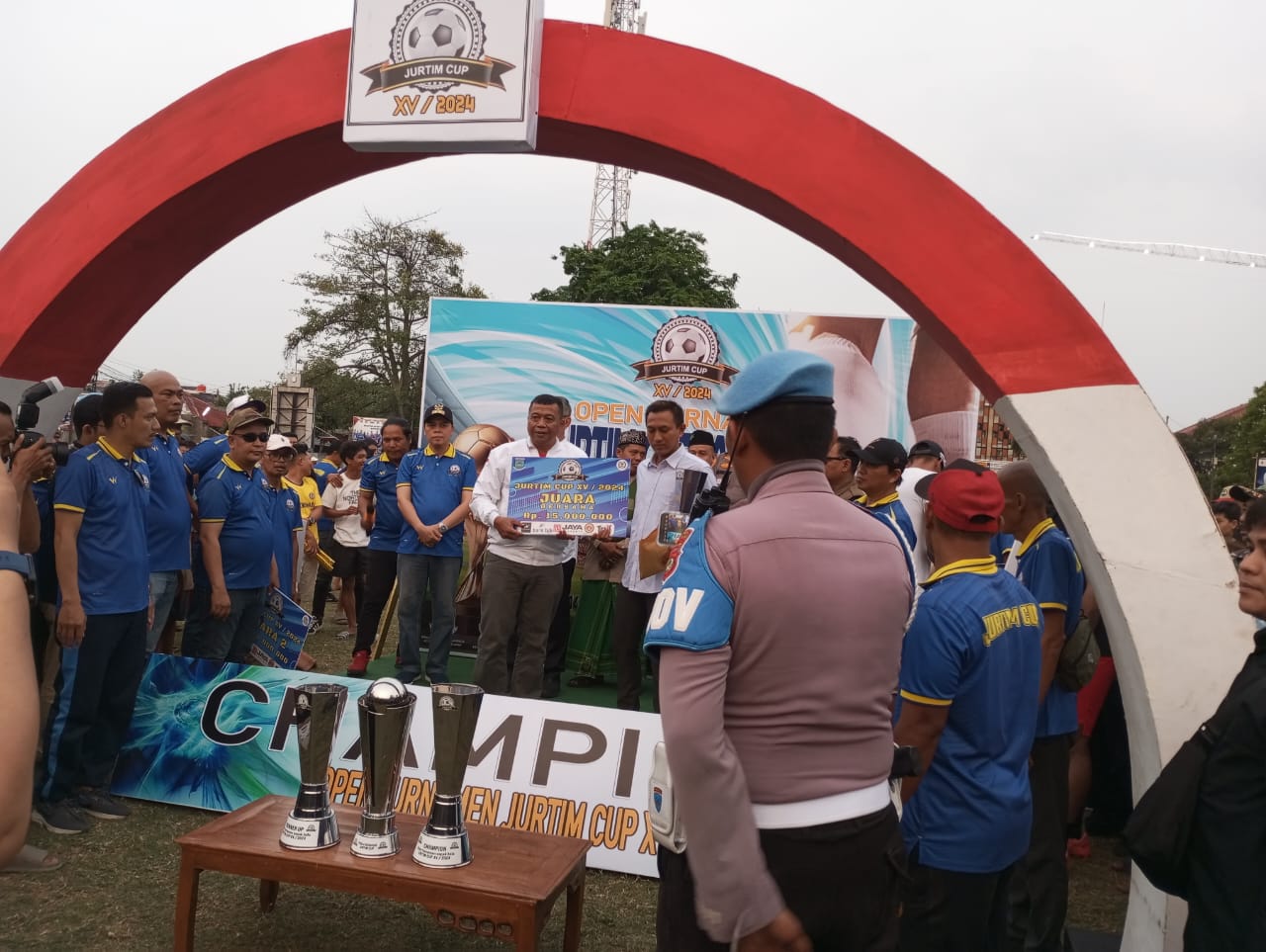 Para pemain BBP Putra Wonogiri foto bersama Wali Kota Tangsel, Benyamin Davnie usai prosesi penyerahan piala. (red/tangselpos.id).