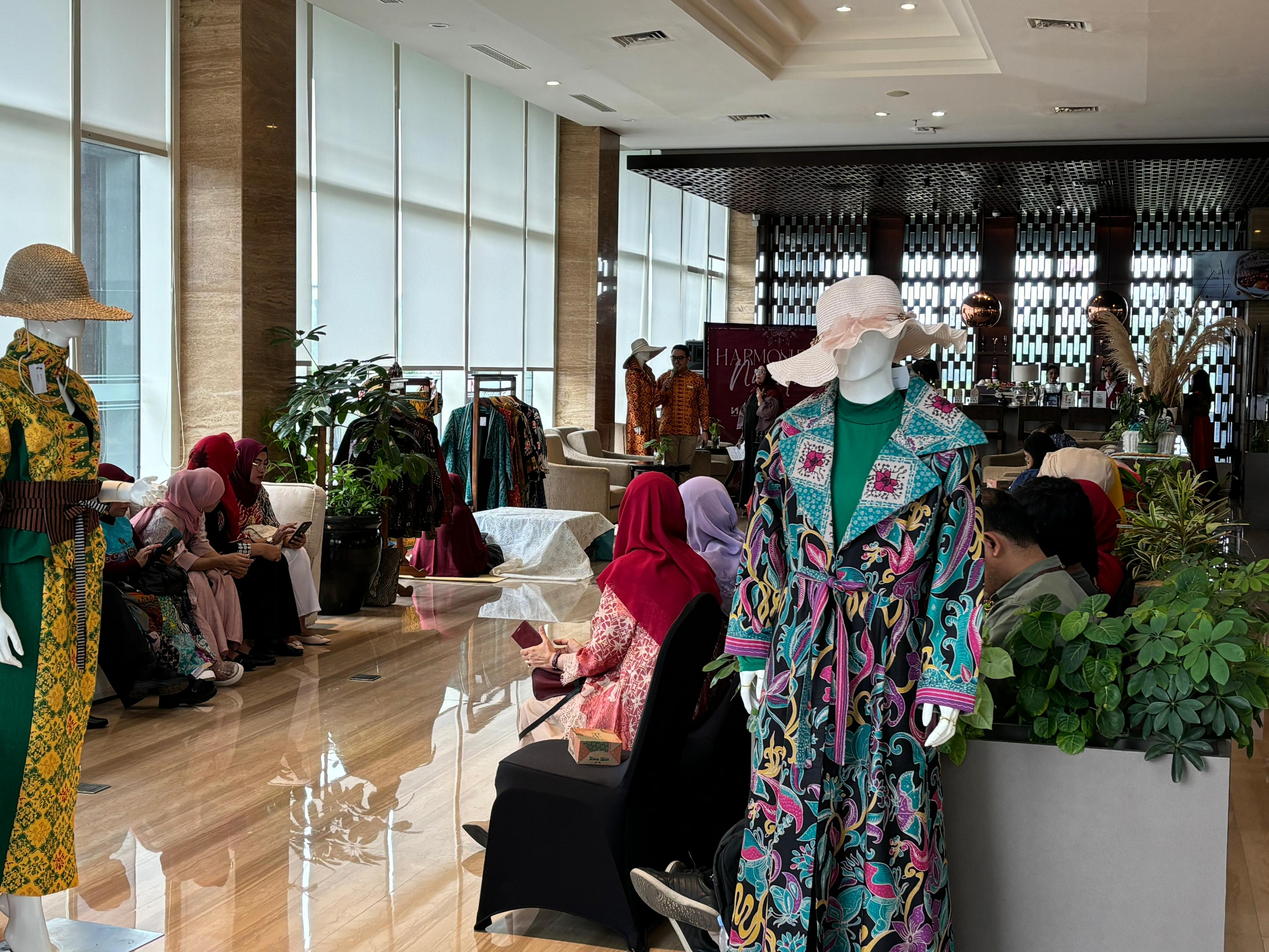 Fashion show hingga pameran batik di Lobby Lounge Swiss-Belhotel Serpong, Tangerang Selatan, Rabu (2/10/2024). (Mg10/Abi)