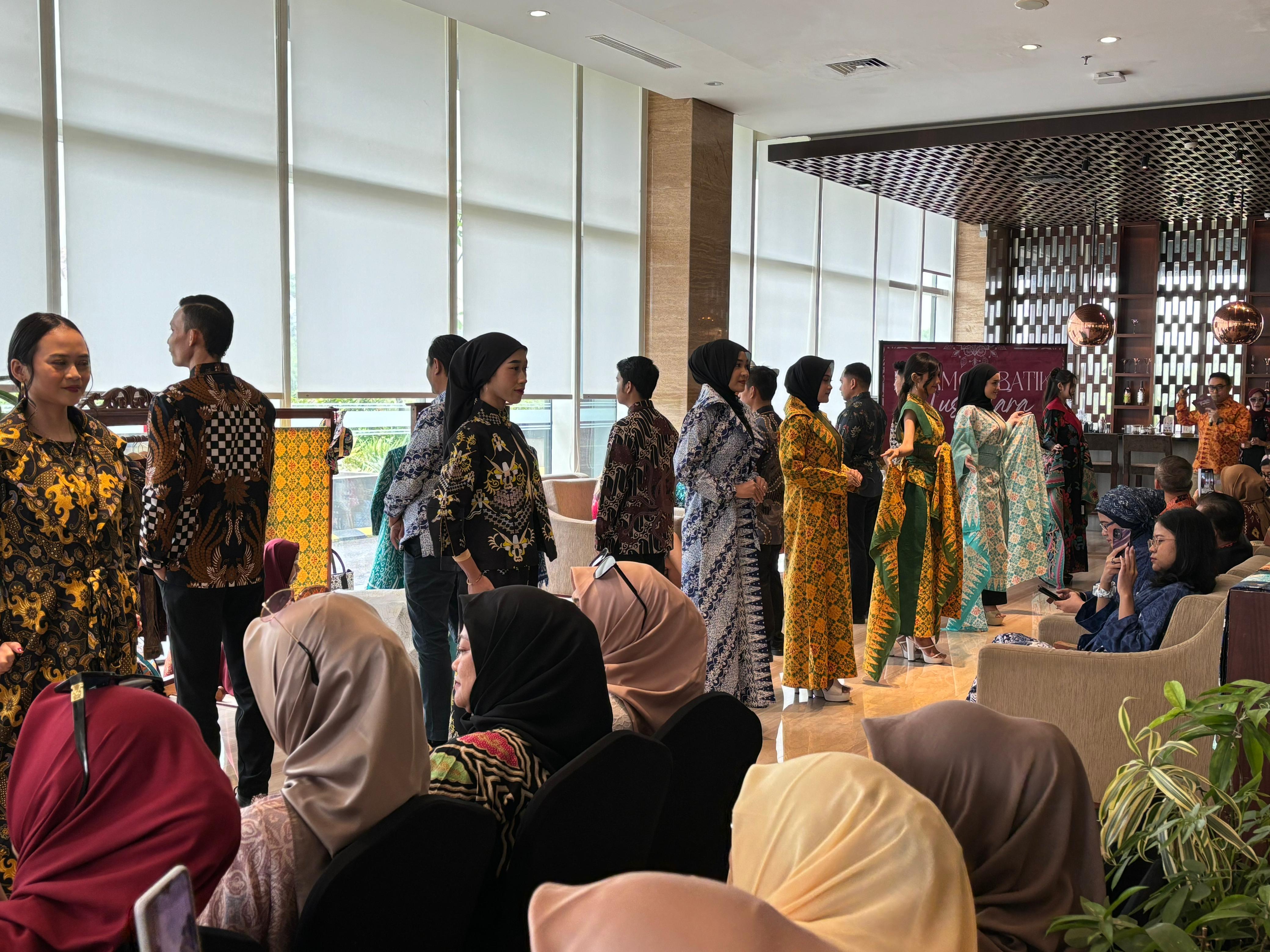 Fashion show hingga pameran batik di Lobby Lounge Swiss-Belhotel Serpong, Tangerang Selatan, Rabu (2/10/2024). (Mg10/Abi)