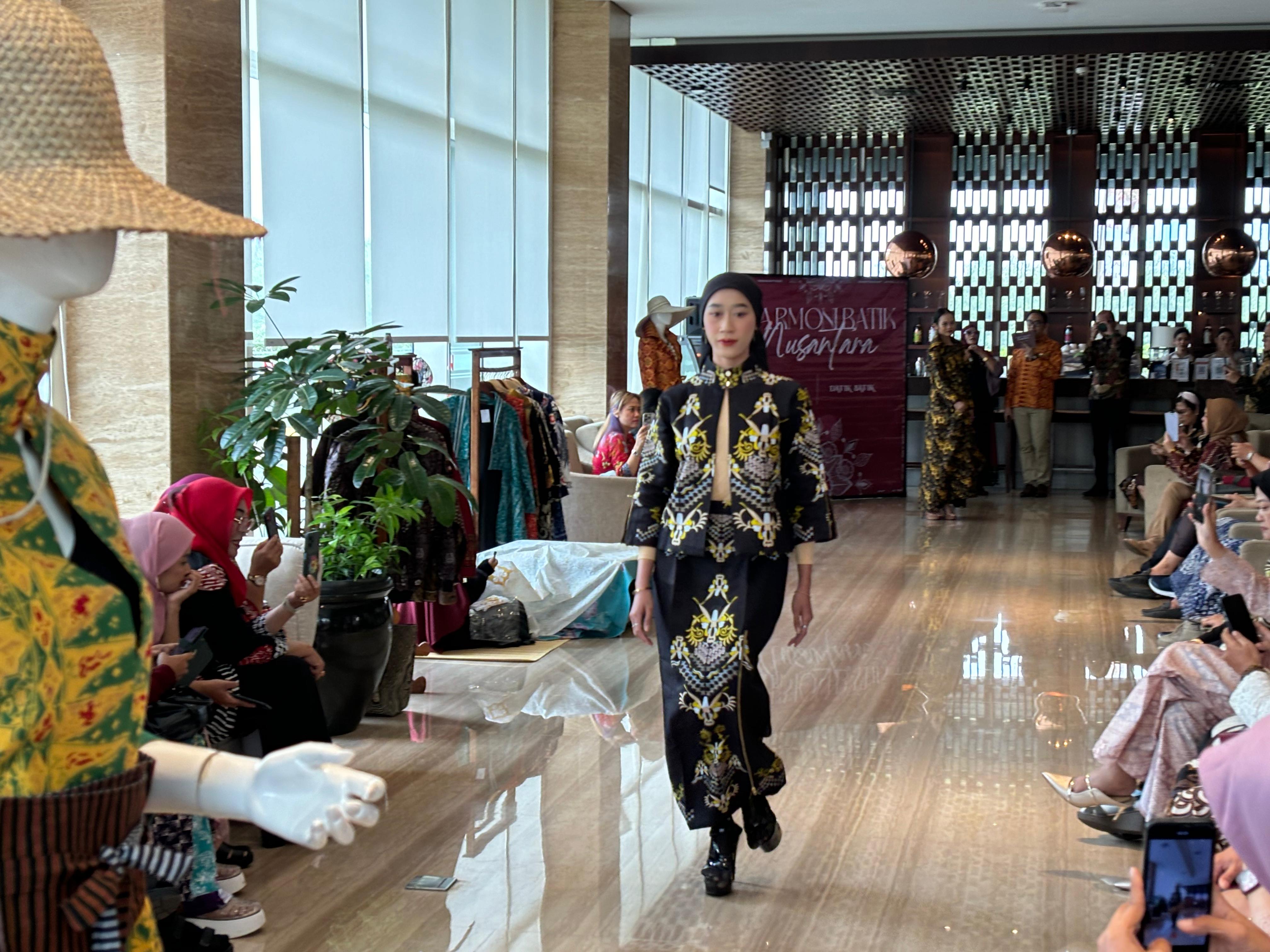 Fashion show hingga pameran batik di Lobby Lounge Swiss-Belhotel Serpong, Tangerang Selatan, Rabu (2/10/2024). (Mg10/Abi)