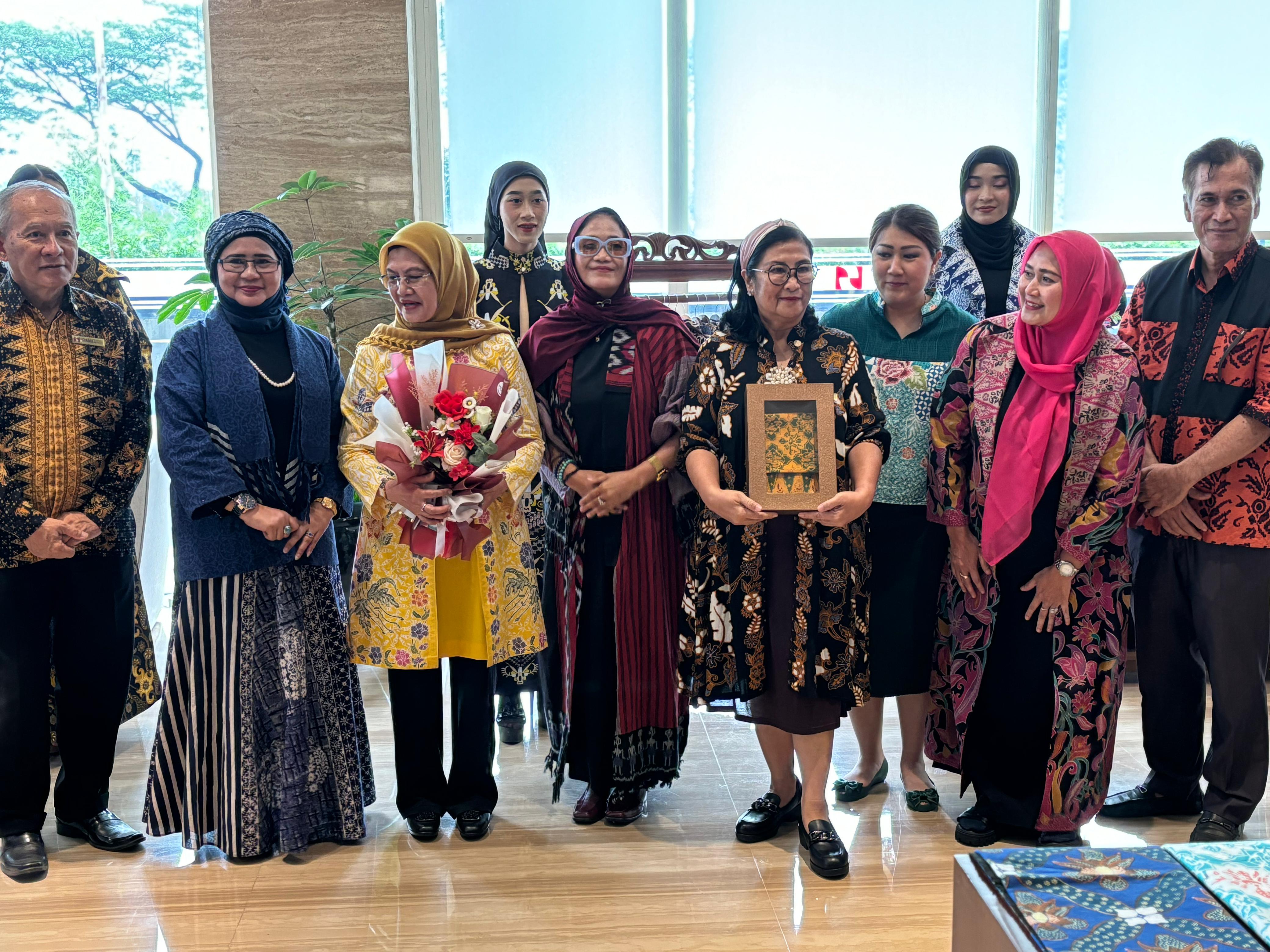 Fashion show hingga pameran batik di Lobby Lounge Swiss-Belhotel Serpong, Tangerang Selatan, Rabu (2/10/2024). (Mg10/Abi)