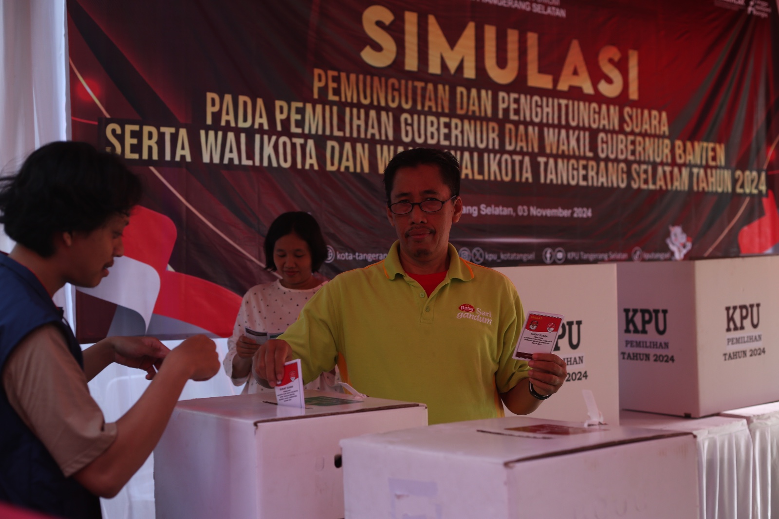 SIMULASI. KPU Tangsel menggelar simulasi pemungutan dan penghitungan suara, Minggi (03/11/2024). (Ist)