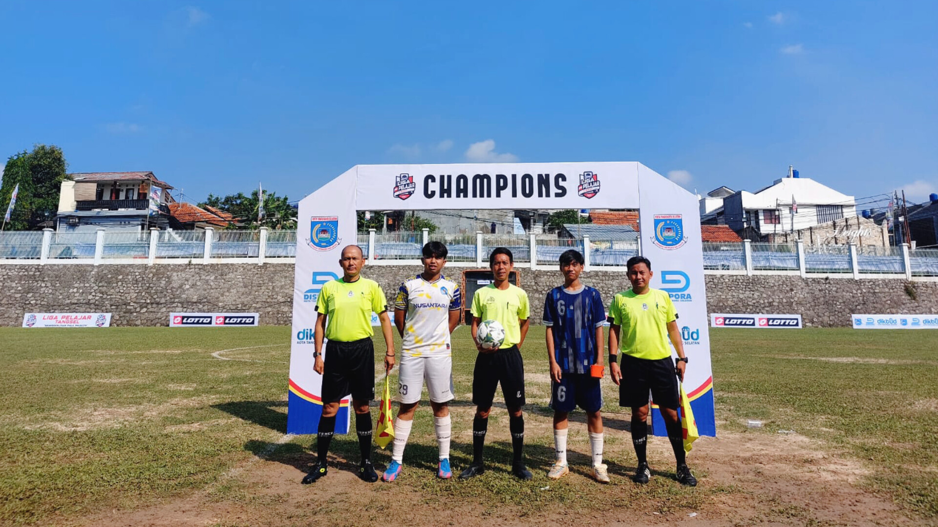 Perhelatan Liga Pelajar Tangsel resmi bergulir usai dibuka secara langsung oleh Kadispora Tangsel, Mursinah di Stadion Universitas Muhammadiyah Jakarta, Senin (16/6).