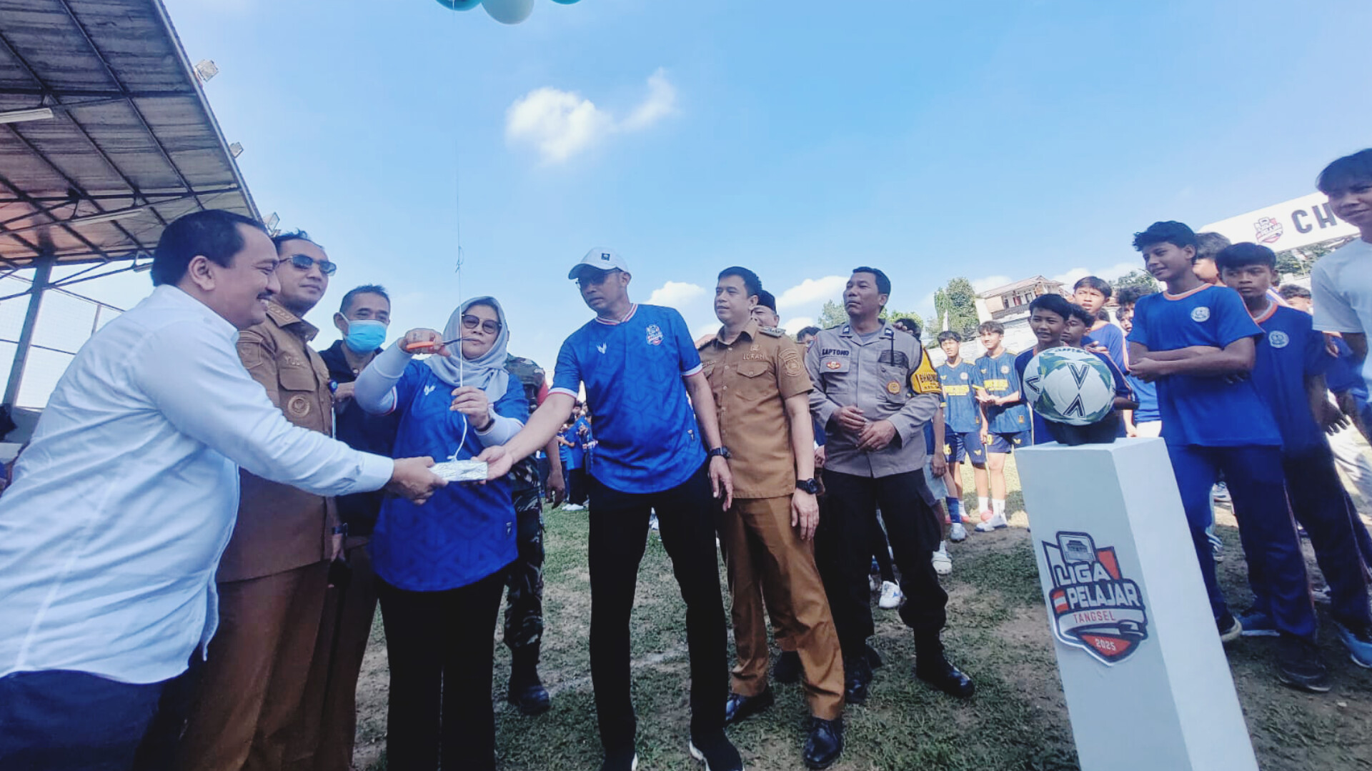 Perhelatan Liga Pelajar Tangsel resmi bergulir usai dibuka secara langsung oleh Kadispora Tangsel, Mursinah di Stadion Universitas Muhammadiyah Jakarta, Senin (16/6).
