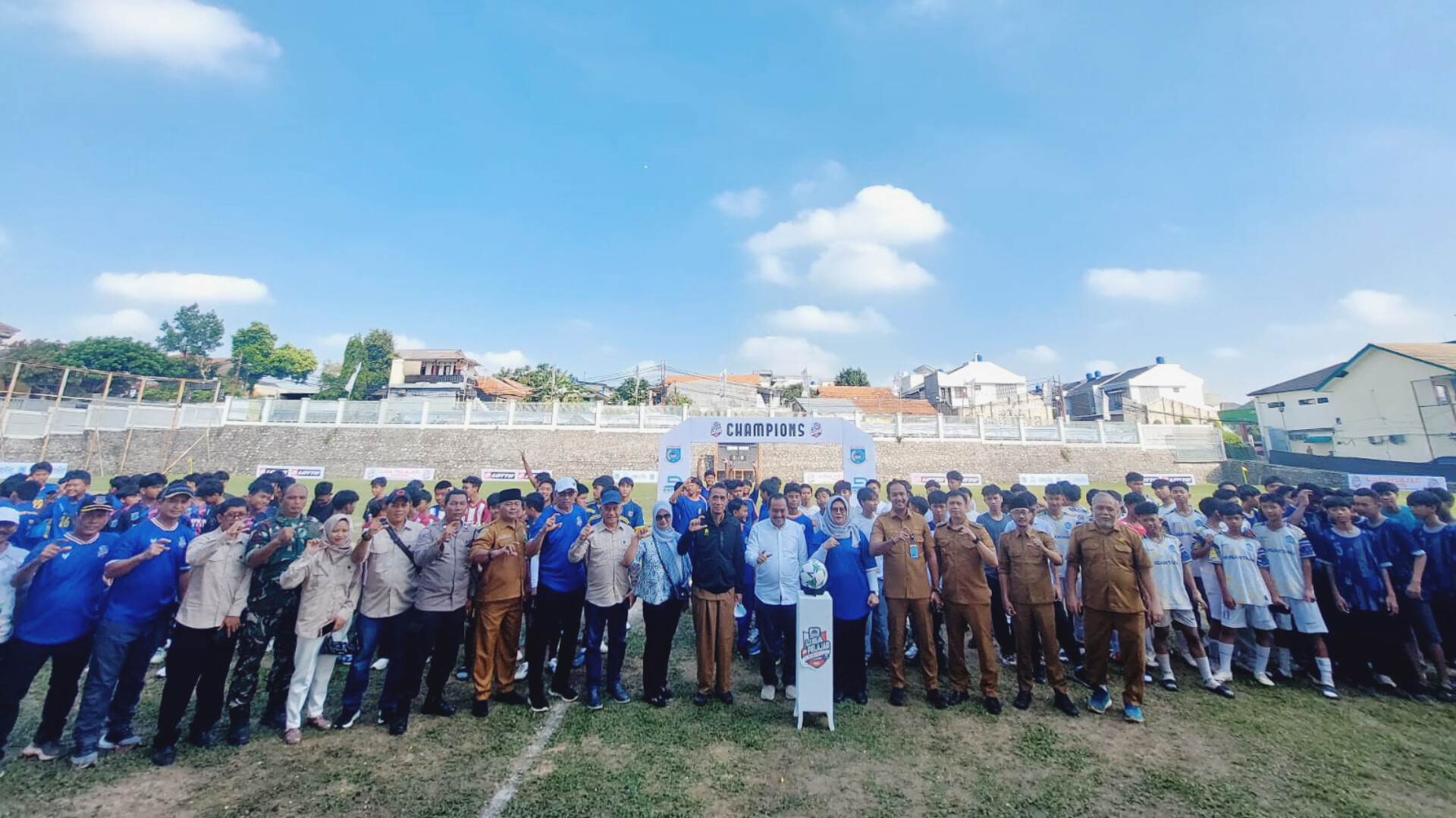 Perhelatan Liga Pelajar Tangsel resmi bergulir usai dibuka secara langsung oleh Kadispora Tangsel, Mursinah di Stadion Universitas Muhammadiyah Jakarta, Senin (16/6).