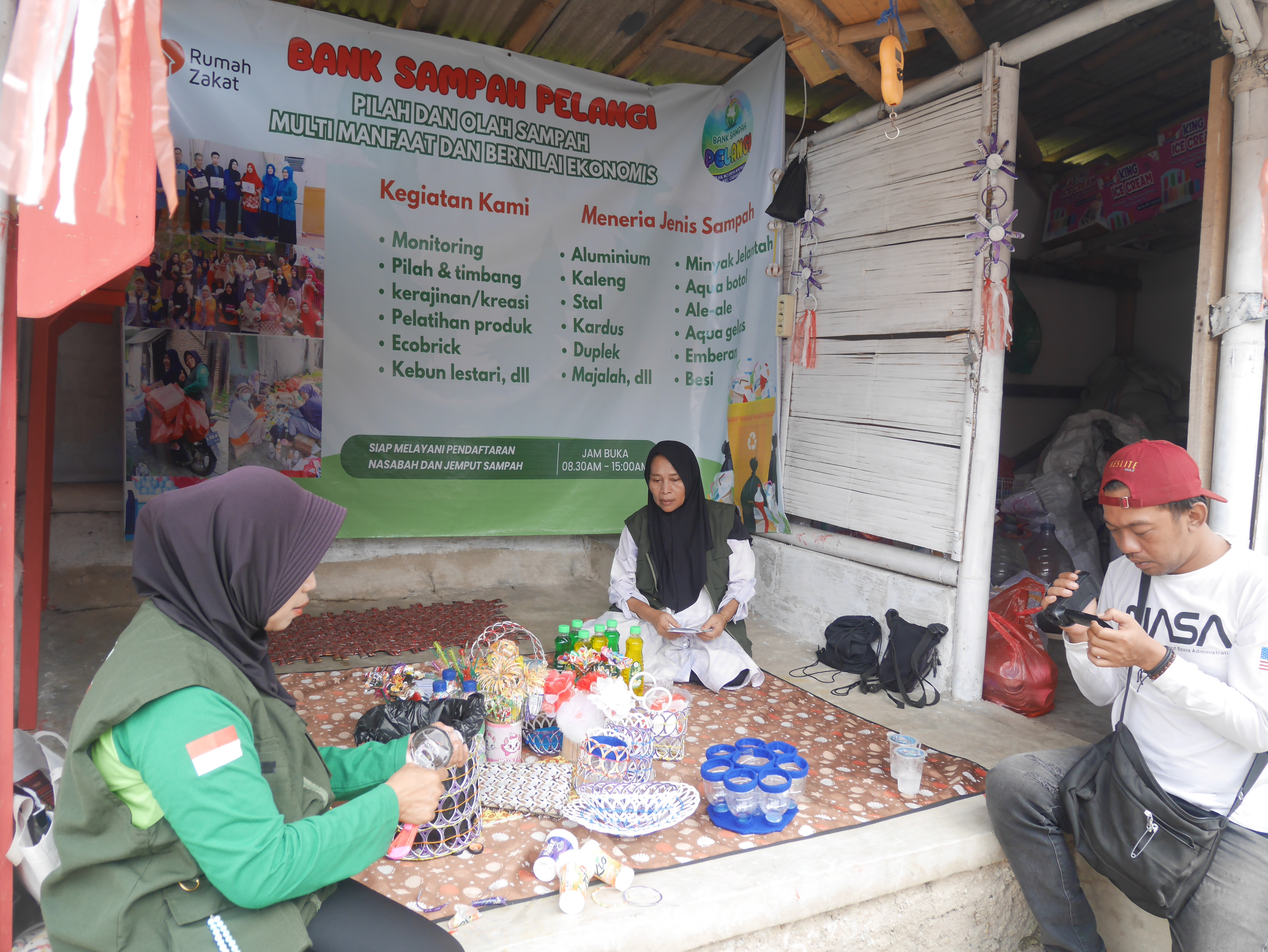 Pengurus Bank Sampah Pelangi di Perumahan BCI, Cadasari, Kabupaten Pandeglang, Jumat (8/8/2025) tengah menimbang sampah kiriman warga.(Ari Supriadi/tangselpos.id)