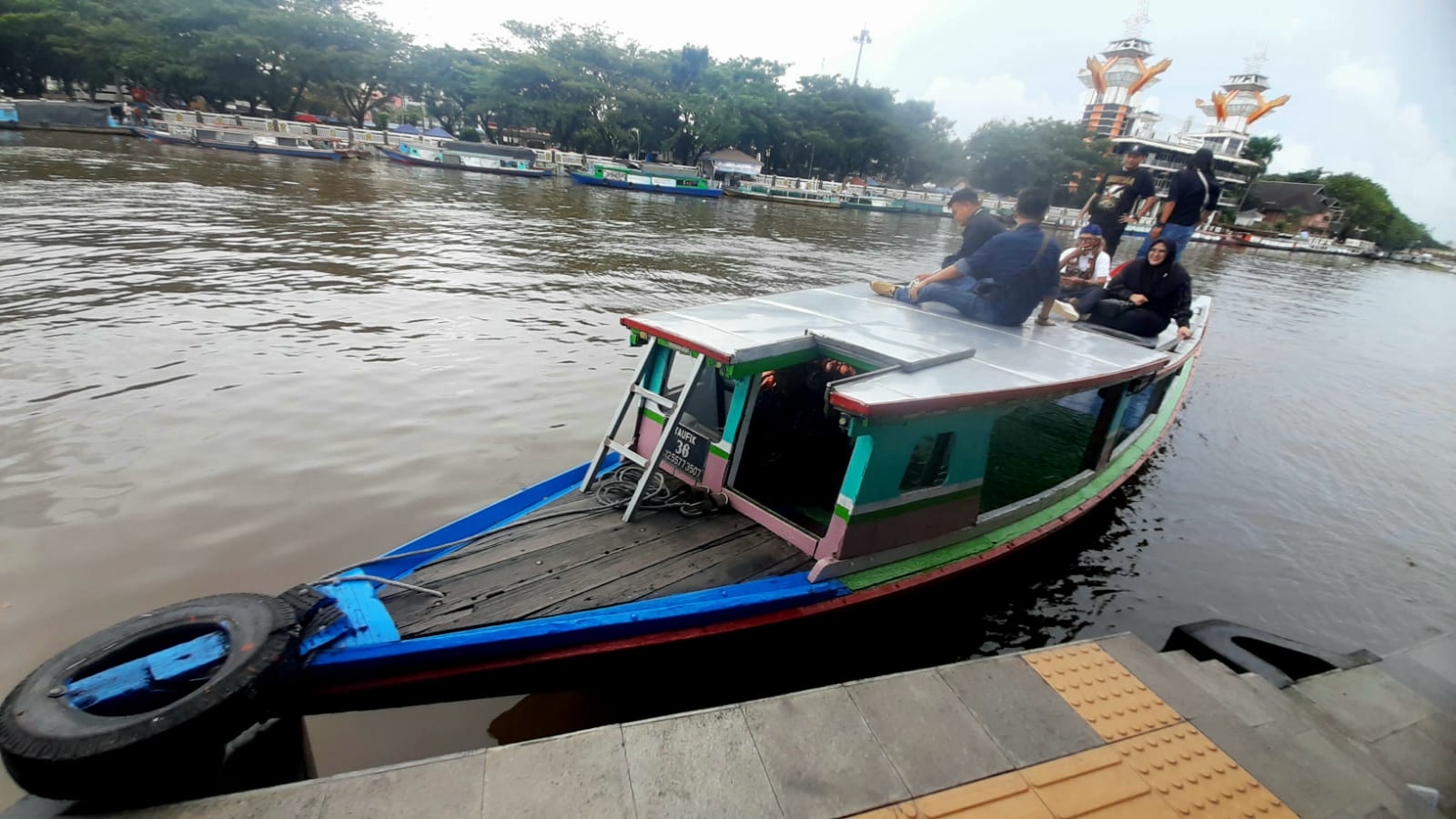 Menyusuri Sungai Martapura - Barito dengan Perahu Klotok. (Irawan)