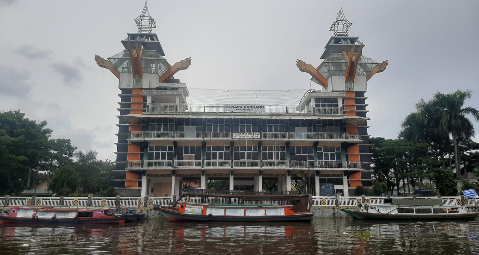 Menyusuri Sungai Martapura - Barito dengan Perahu Klotok. (Irawan)