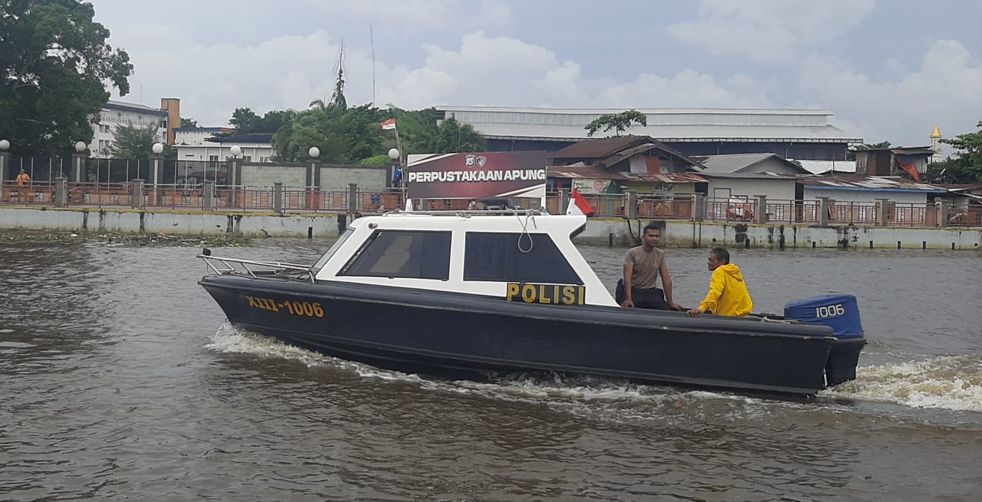 Menyusuri Sungai Martapura - Barito dengan Perahu Klotok. (Irawan)