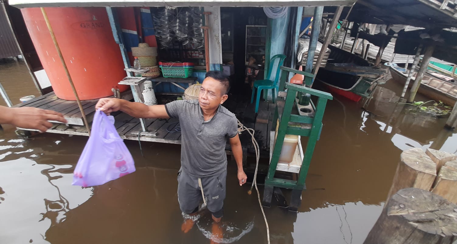 Menyusuri Sungai Martapura - Barito dengan Perahu Klotok. (Irawan)