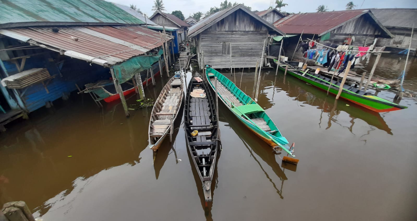 Menyusuri Sungai Martapura - Barito dengan Perahu Klotok. (Irawan)