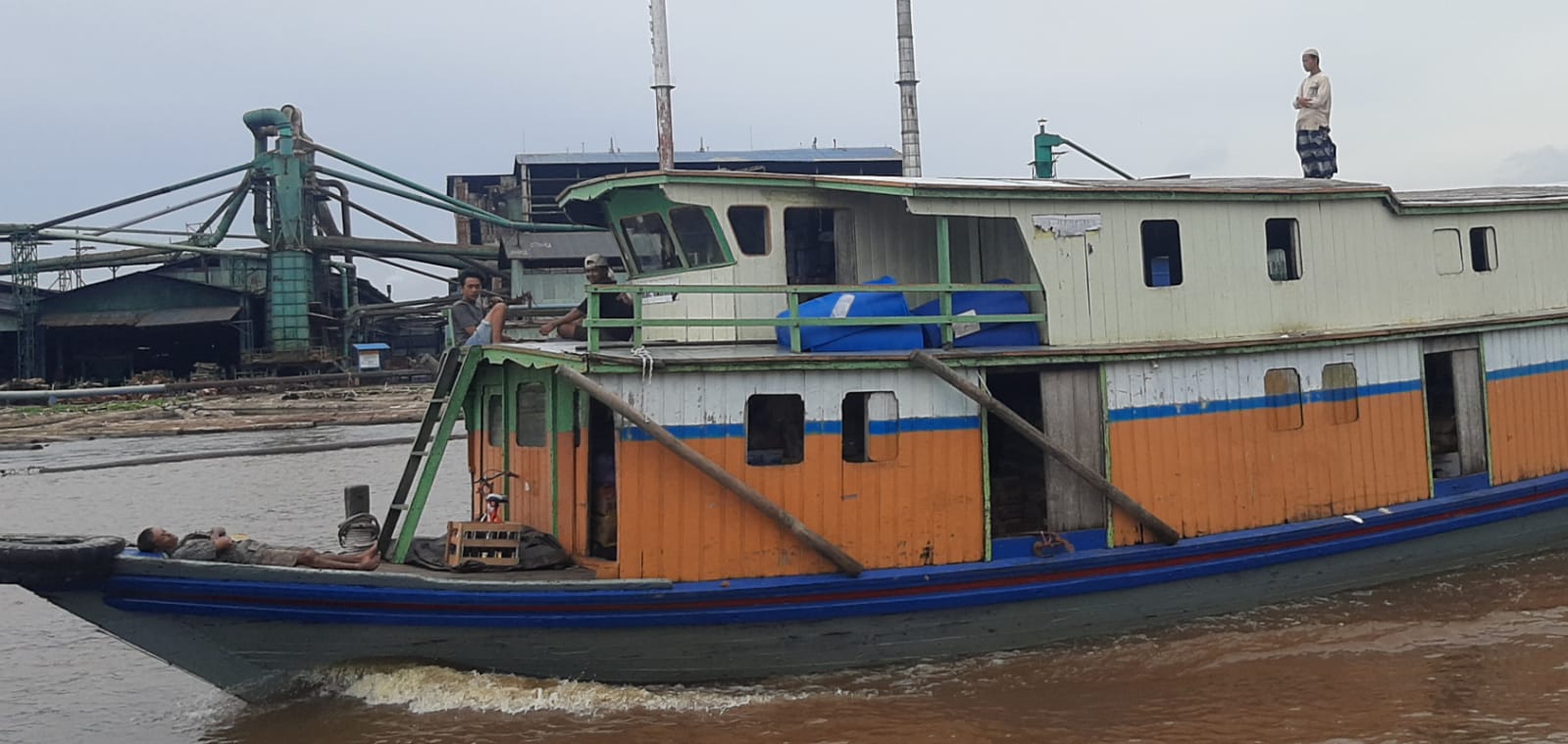 Menyusuri Sungai Martapura - Barito dengan Perahu Klotok. (Irawan)