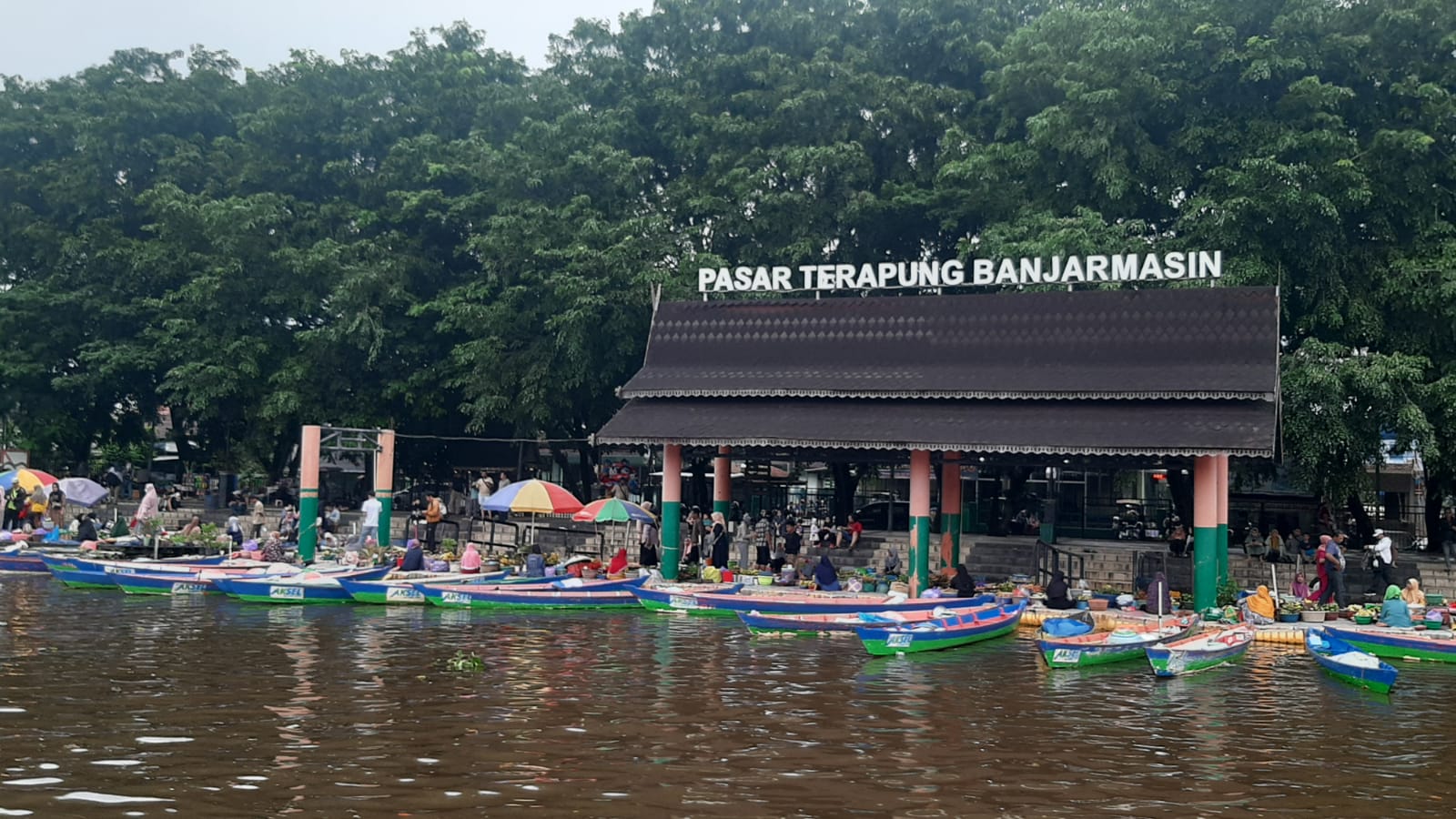 Menyusuri Sungai Martapura - Barito dengan Perahu Klotok. (Irawan)