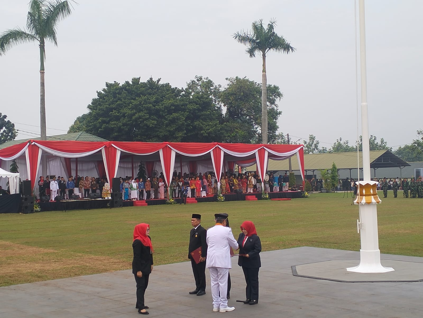 Wali Kota dan Wakil Wali Kota Tangsel, Benyamin Davnie-Pilar Saga Ichsan dijemput dengan kendaraan tempur. (tangselpos.id/rmn)