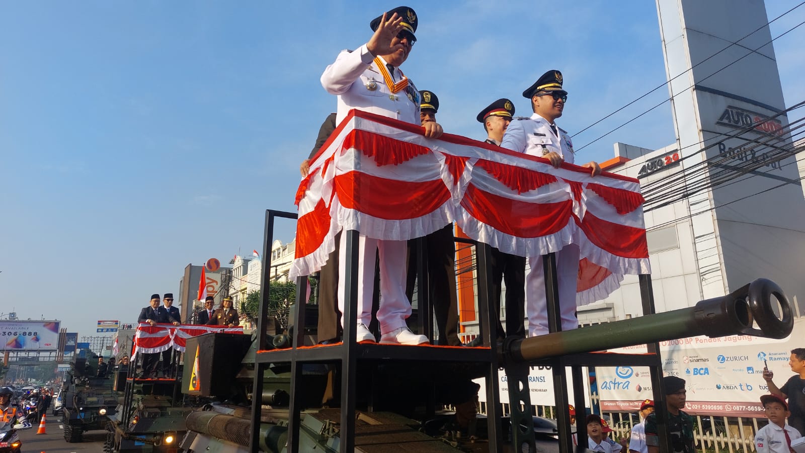 Menaiki tank tempur, Wali Kota dan Wakil Wali Kota Tangsel, Benyamin Davnie-Pilar Saga Ichsan disambut sorak sorai merdeka dari para siswa di sepanjang jalan menuju lapangan upacara. (tangselpos.id/rmn)