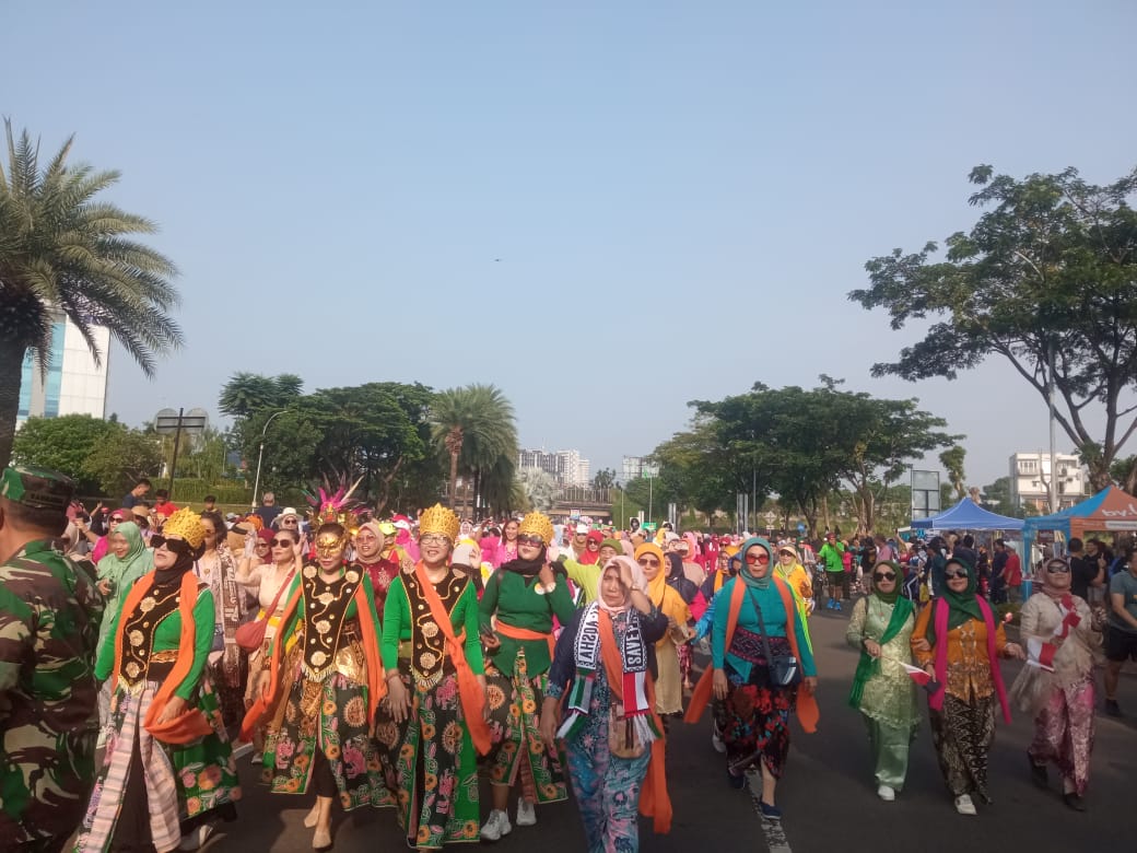 Wali Kota Tangerang Selatan, Benyamin Davnie membuka Parade Budaya Tangsel Berkebaya di Car Free Day Bintaro, Minggu (19/11/2023). (tangselpos.id/ay)
