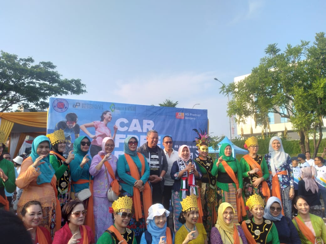 Wali Kota Tangerang Selatan, Benyamin Davnie membuka Parade Budaya Tangsel Berkebaya di Car Free Day Bintaro, Minggu (19/11/2023). (tangselpos.id/ay)