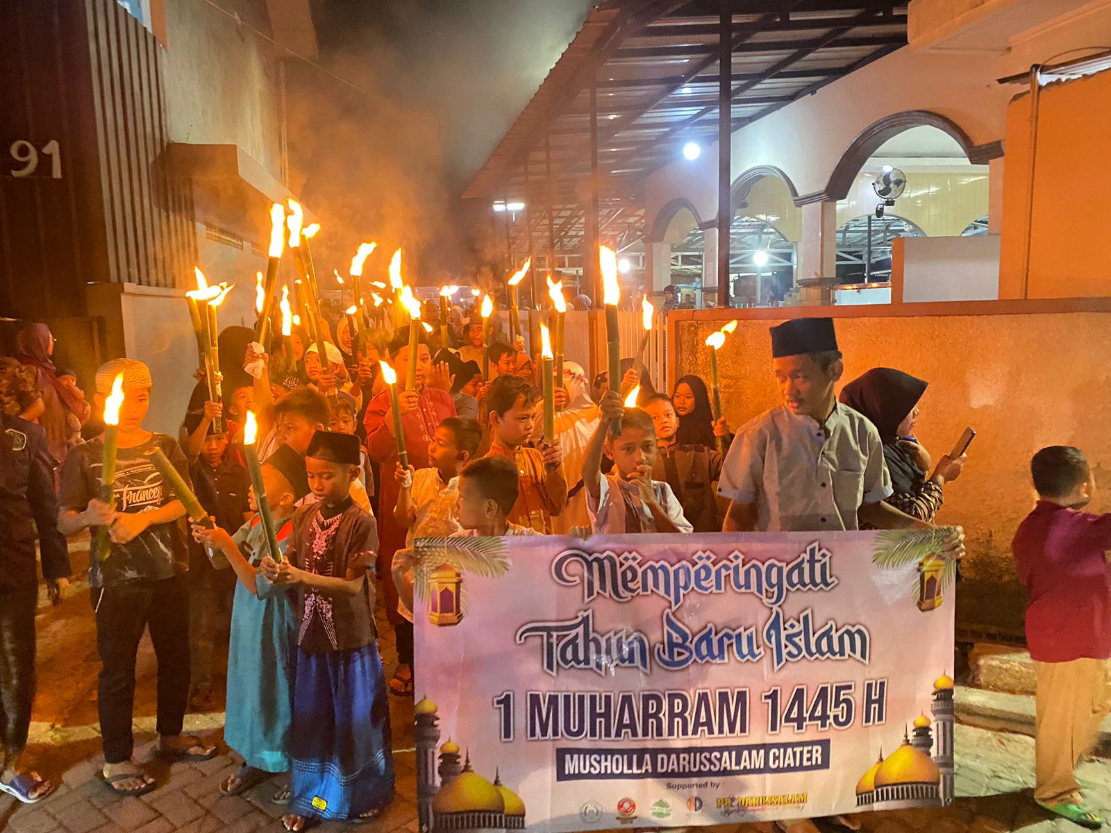 Pawai obor Mushola Darussalam Ciater. (Ist)