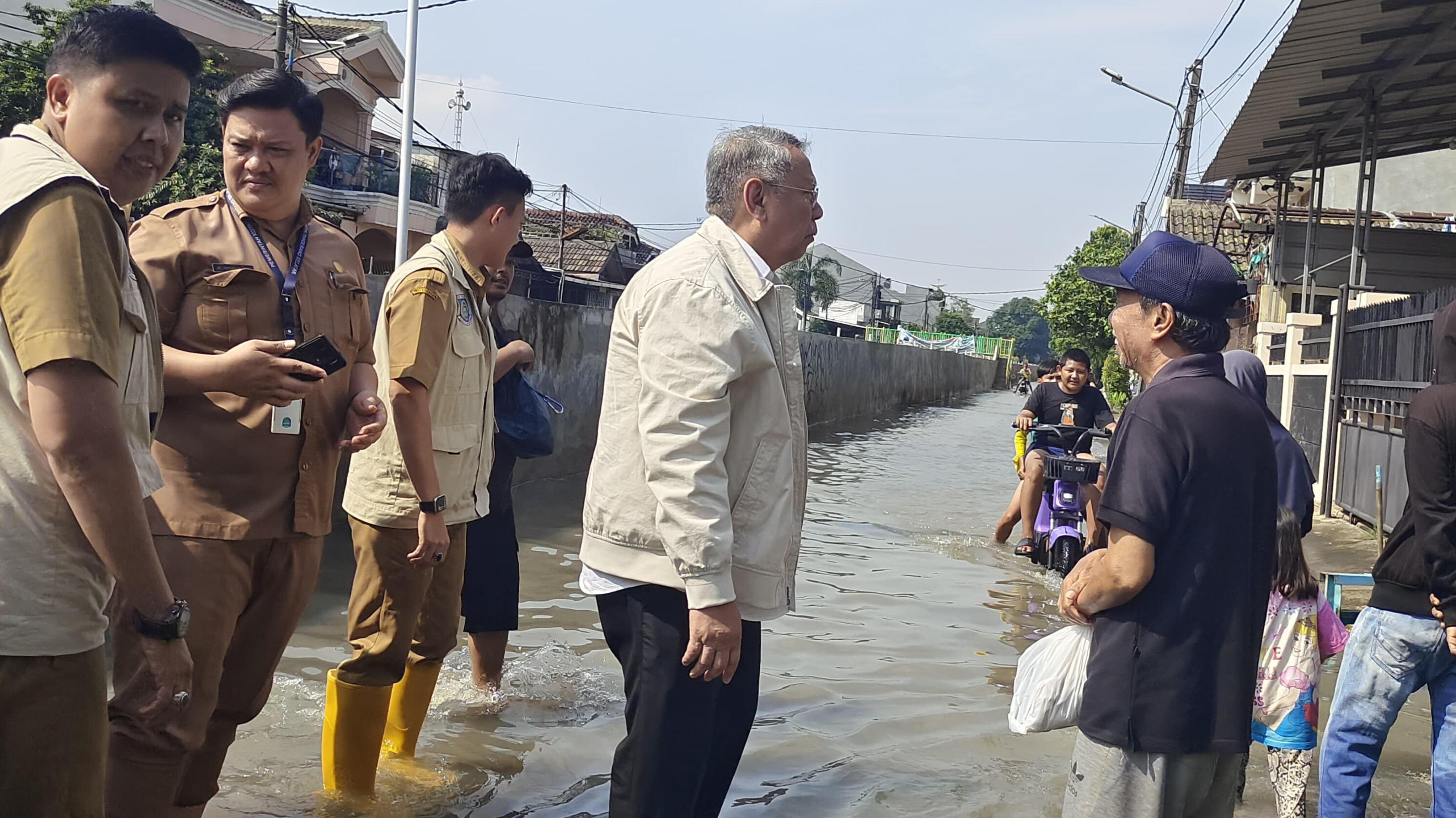 Walikota Tangerang Selatan Benyamin Davnie saat meninjau banjir di Maharta, Pondok Aren, Selasa (8/7/2025). (Ist)