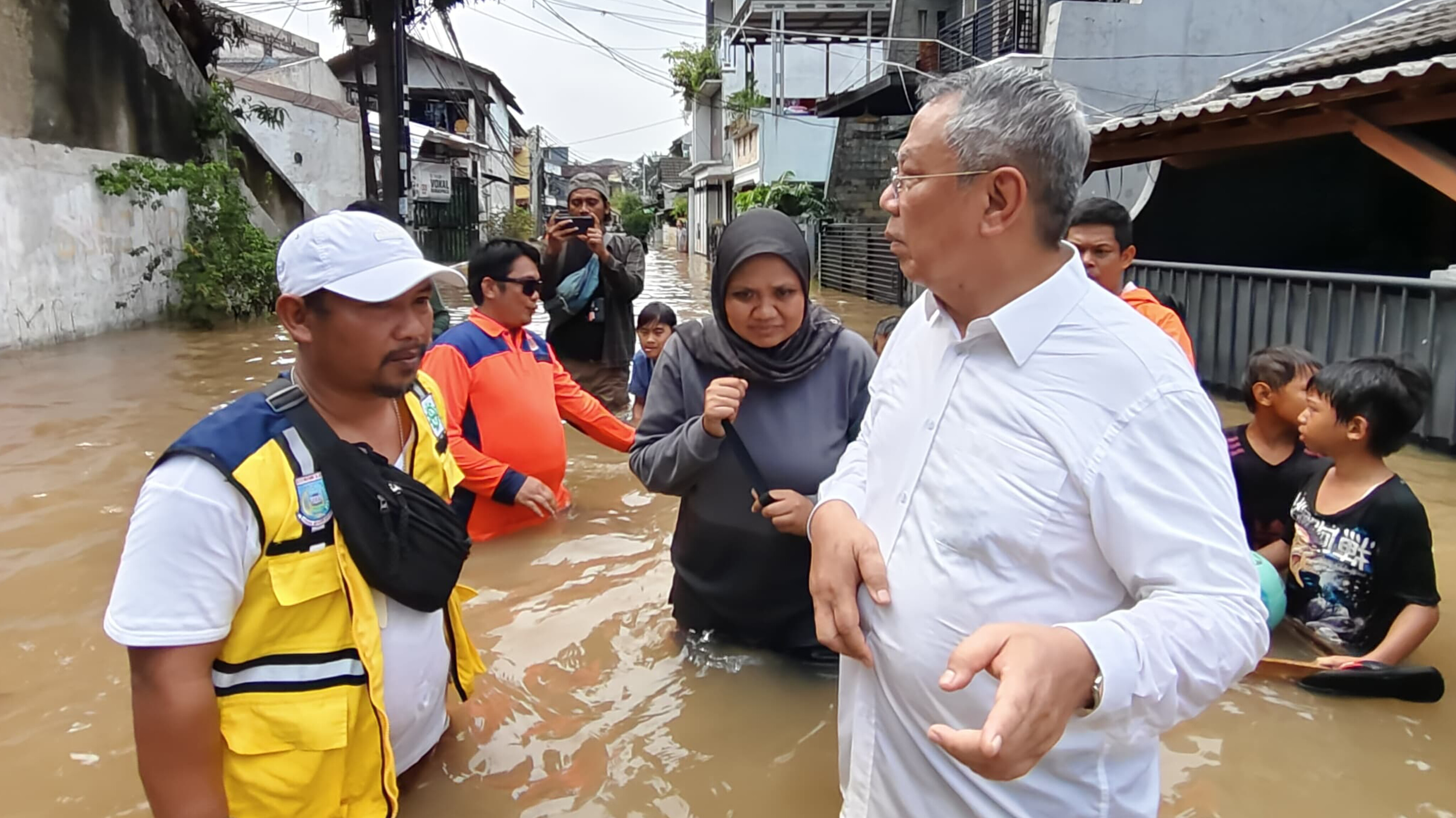 Walikota Tangerang Selatan Benyamin Davnie saat meninjau banjir di Maharta, Pondok Aren, Selasa (8/7/2025). (Ist)