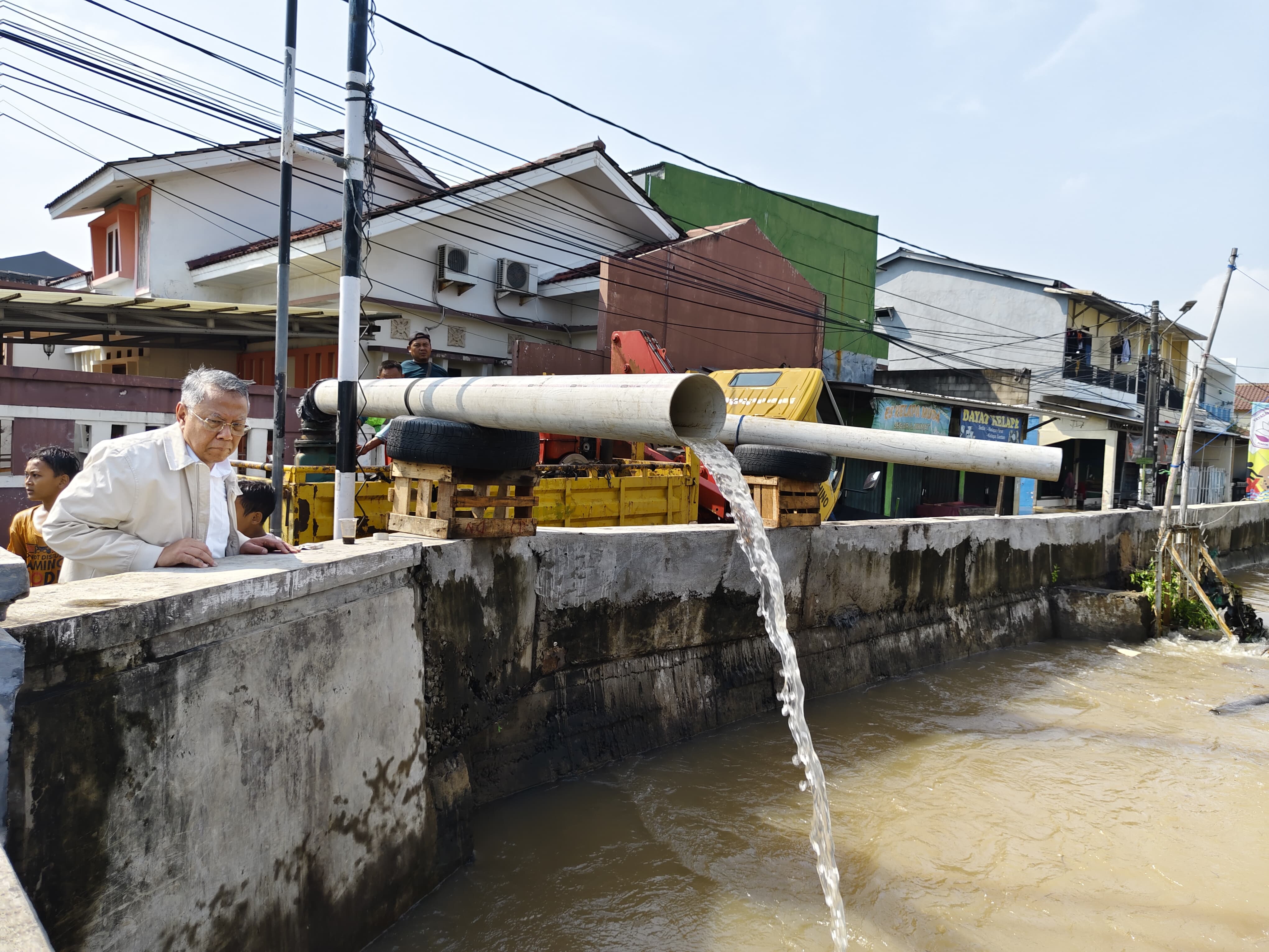 Walikota Tangerang Selatan Benyamin Davnie saat meninjau banjir di Maharta, Pondok Aren, Selasa (8/7/2025). (Ist)