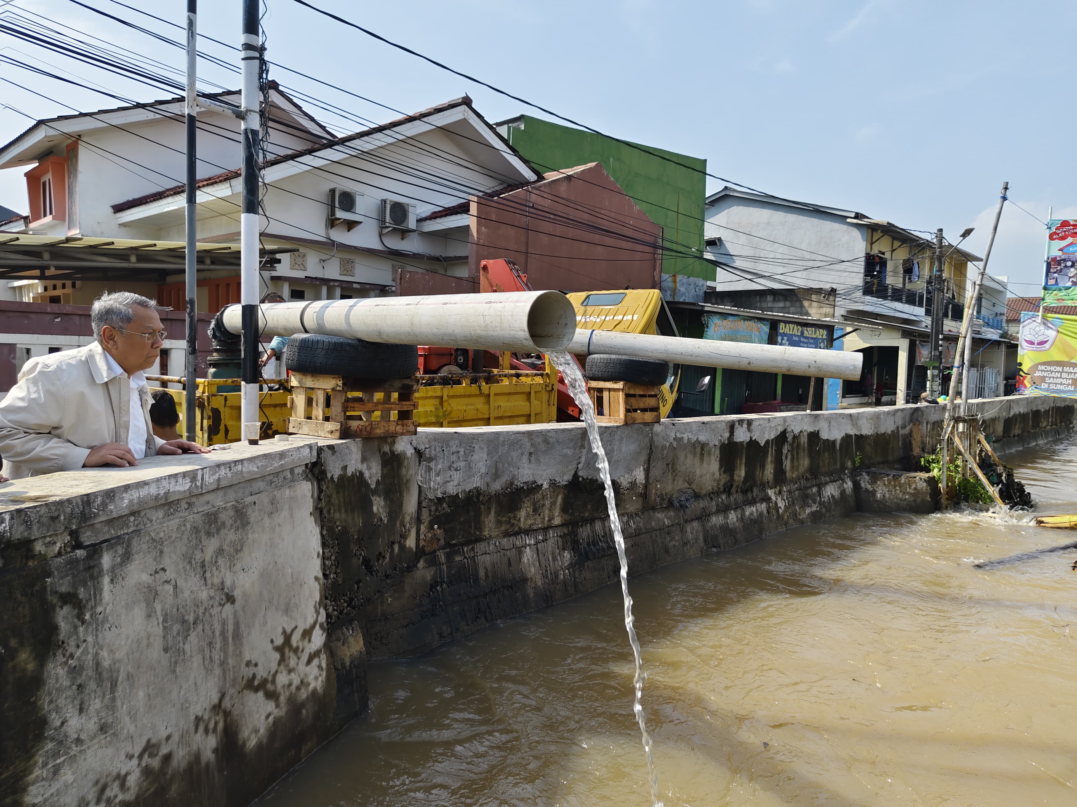 Walikota Tangerang Selatan Benyamin Davnie saat meninjau banjir di Maharta, Pondok Aren, Selasa (8/7/2025). (Ist)