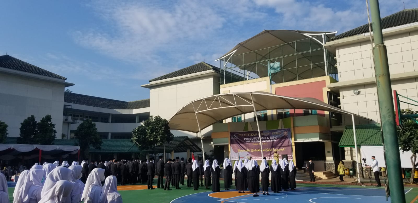 SMA Islam Al-Azhar BSD telah resmi melantik pengurus Osis dan MPK periode 2022-2023, di Lapangan Utama Al-Azhar BSD, pada Jum’at ( 02/09). (tangselpos.id/ist)