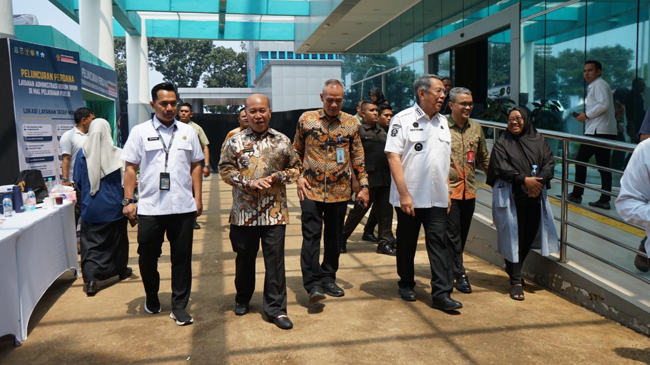 Dirjen AHU Kementerian Hukum Widodo didampingi Wali Kota Tangsel Benyamin Davnie, menekan tombol peresmian pada acara peluncuran program inovasi daerah di Tangsel, Rabu (6/8/2025).(Ist)