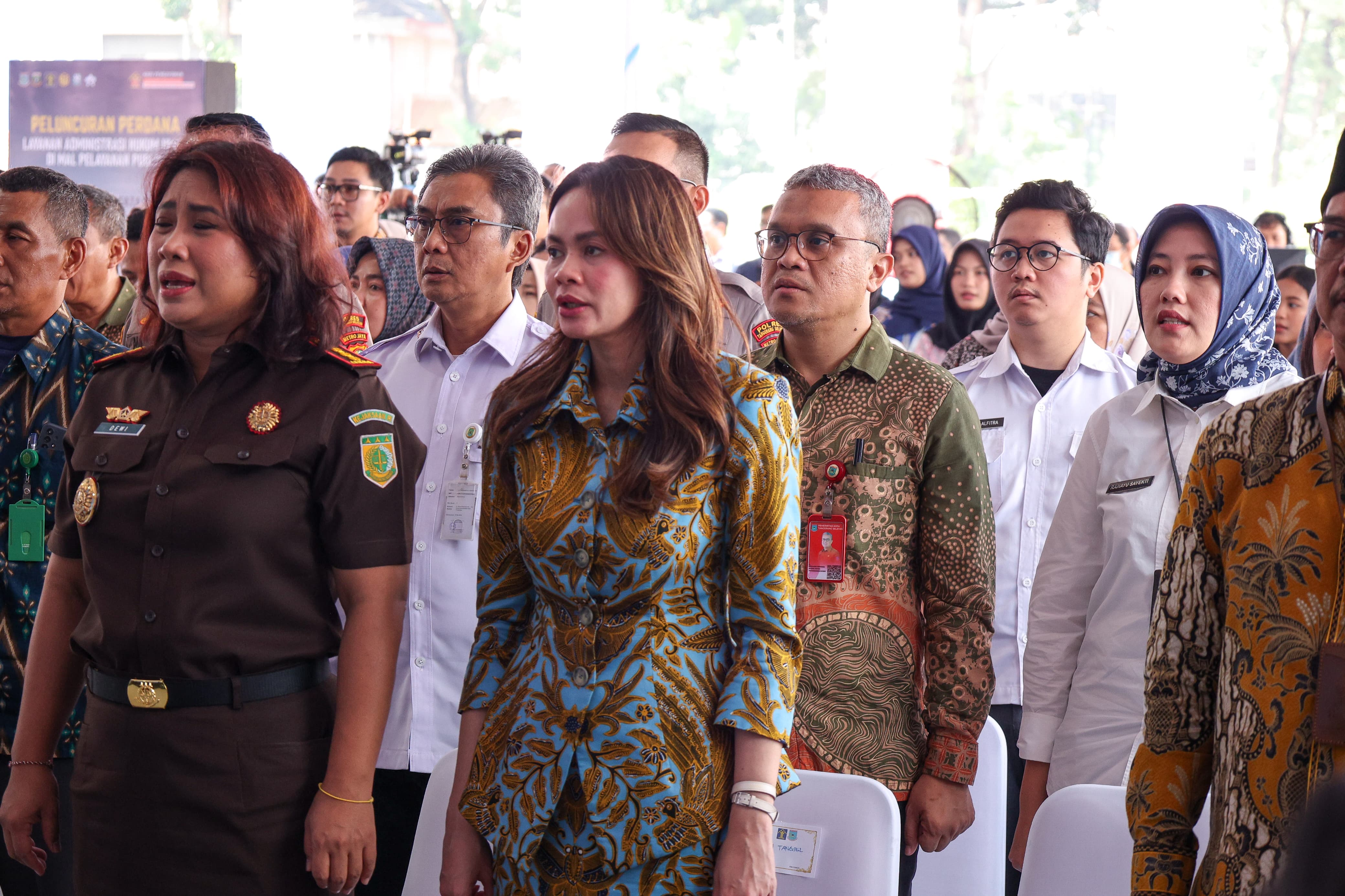 Dirjen AHU Kementerian Hukum Widodo didampingi Wali Kota Tangsel Benyamin Davnie, menekan tombol peresmian pada acara peluncuran program inovasi daerah di Tangsel, Rabu (6/8/2025).(Ist)