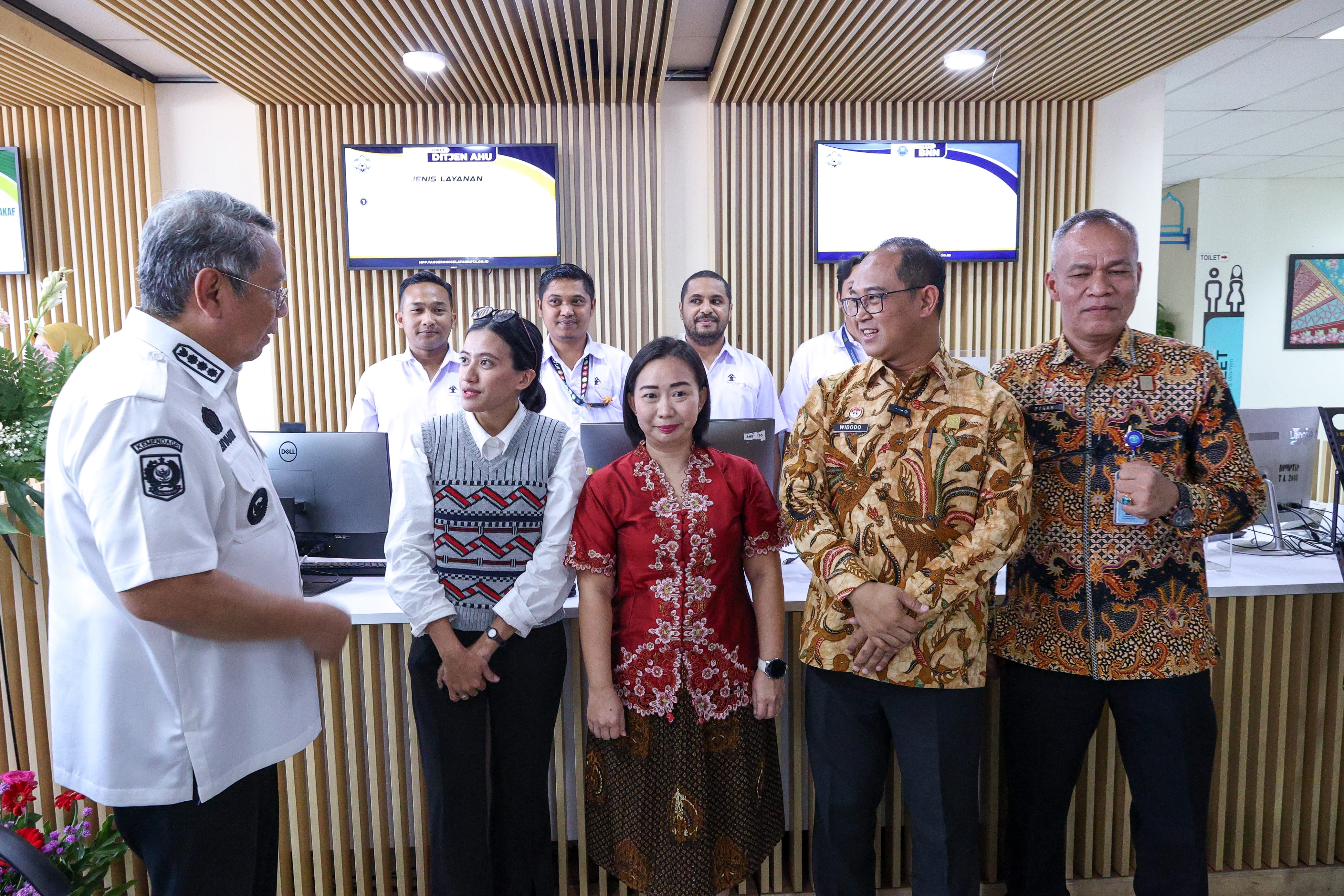 Dirjen AHU Kementerian Hukum Widodo didampingi Wali Kota Tangsel Benyamin Davnie, menekan tombol peresmian pada acara peluncuran program inovasi daerah di Tangsel, Rabu (6/8/2025).(Ist)