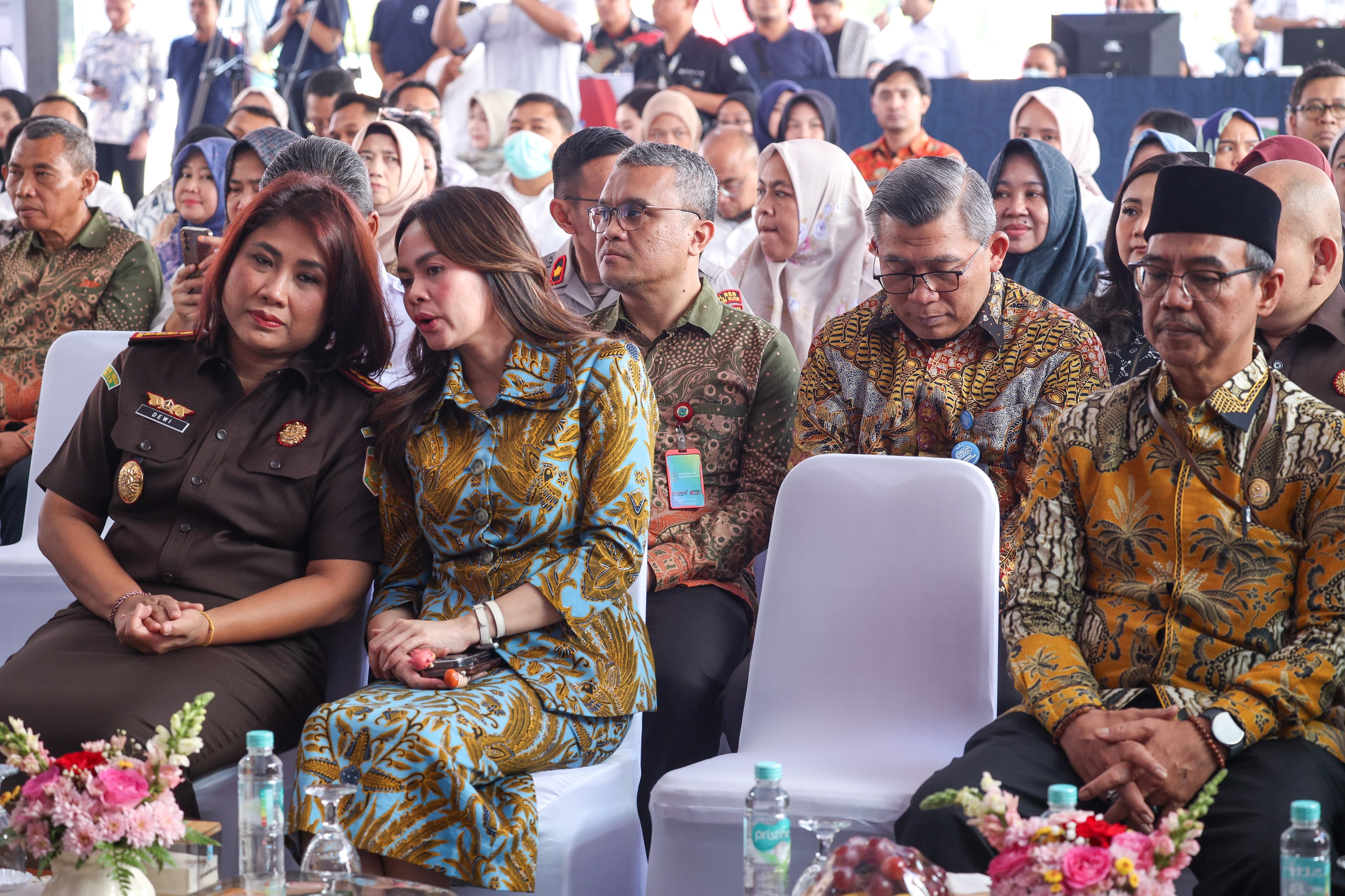 Dirjen AHU Kementerian Hukum Widodo didampingi Wali Kota Tangsel Benyamin Davnie, menekan tombol peresmian pada acara peluncuran program inovasi daerah di Tangsel, Rabu (6/8/2025).(Ist)